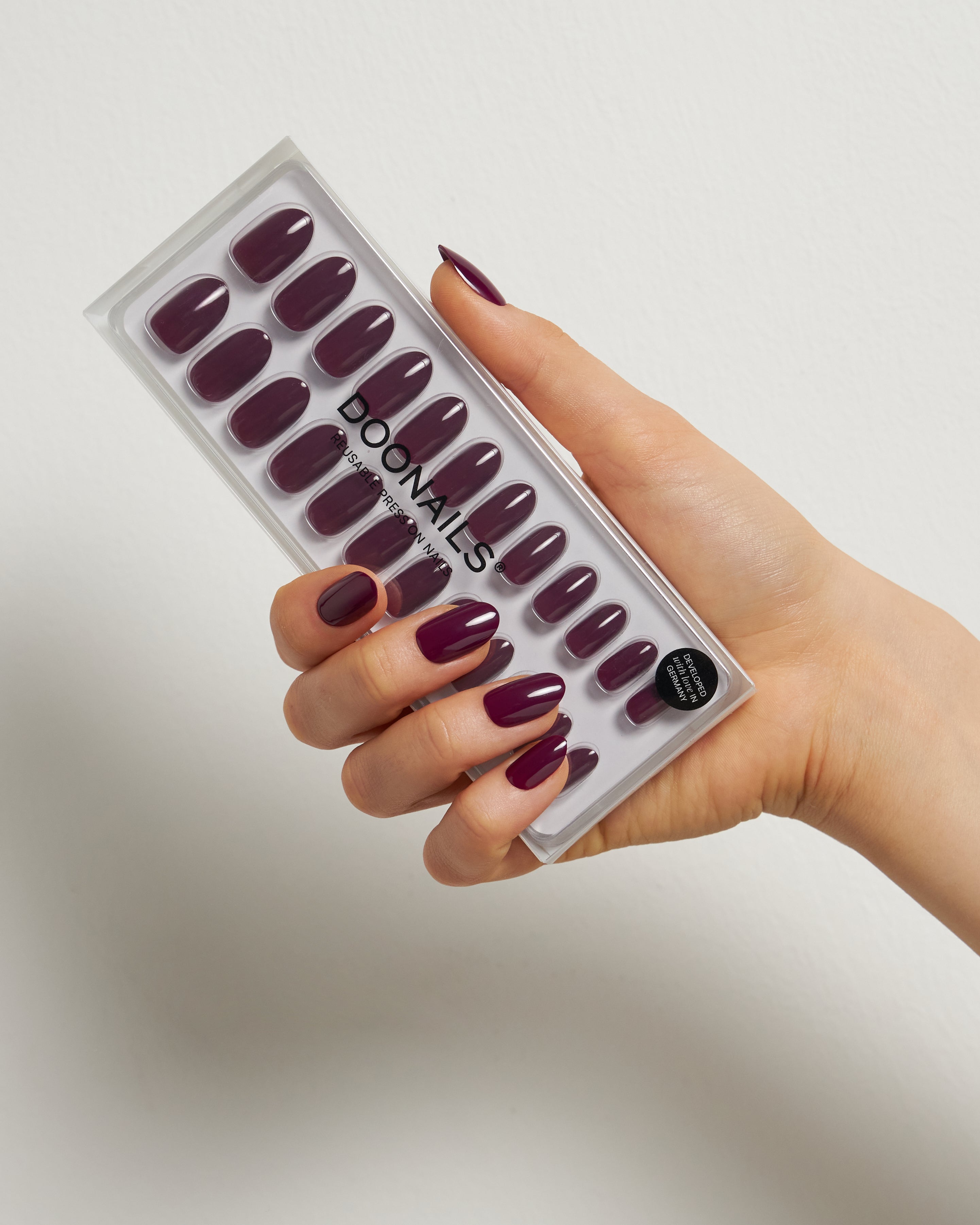 doonails-into-you-medium-round-soft-gel-press-ons-dunkelviolett image 4