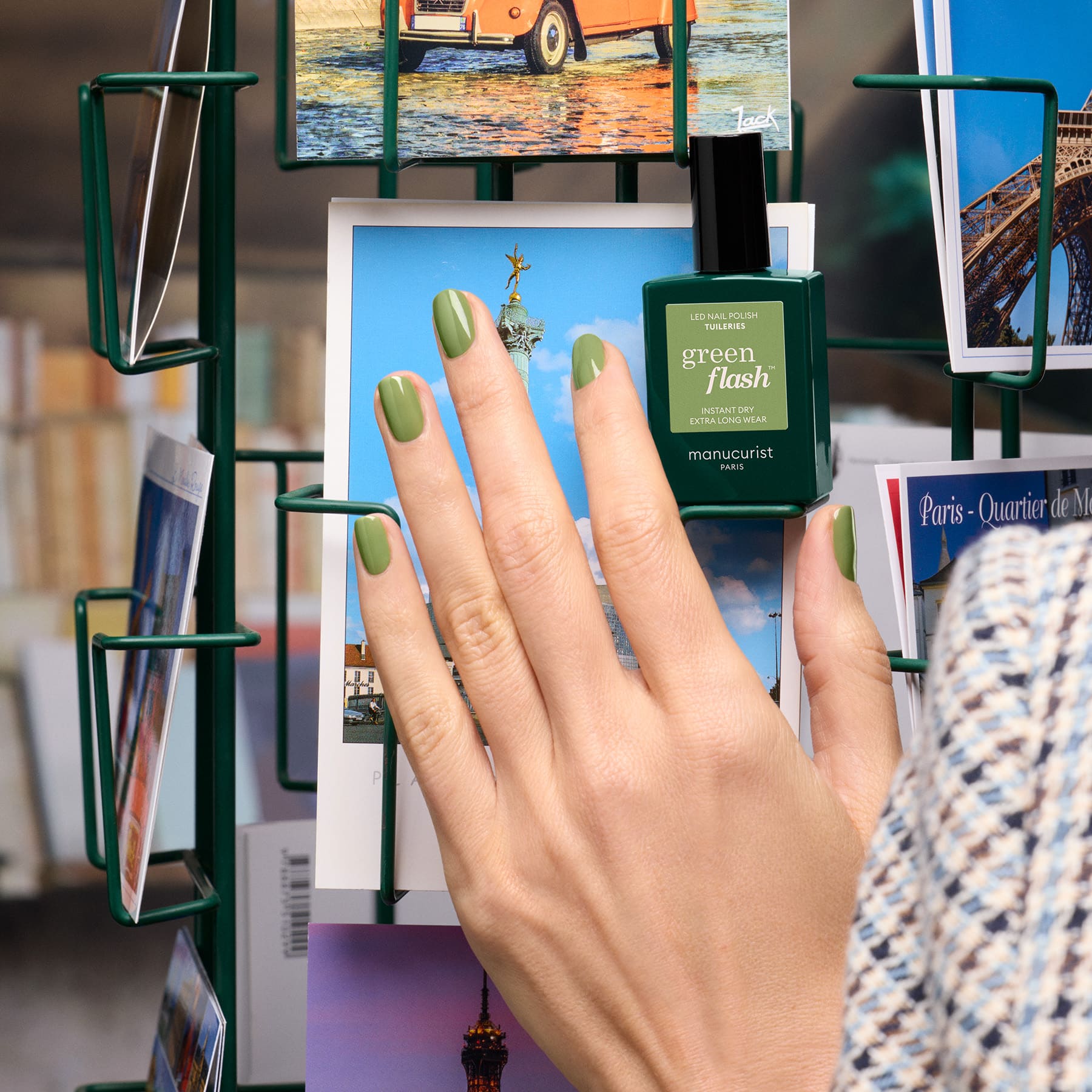 manucurist-green-flash-tuileries-semipermanenter-nagellack-olivgr-n-mit-grau image 3