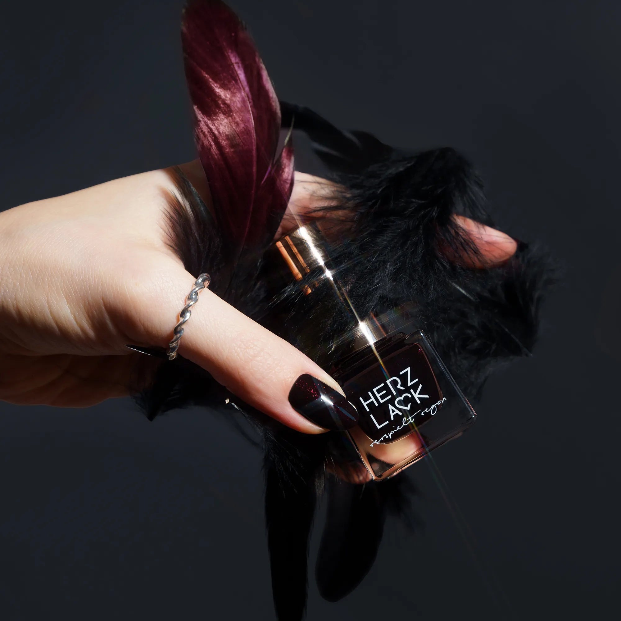 herzlack-luzifer-veganer-nagellack-tiefschwarz-mit-rotem-glitzerschimmer-11ml image 6