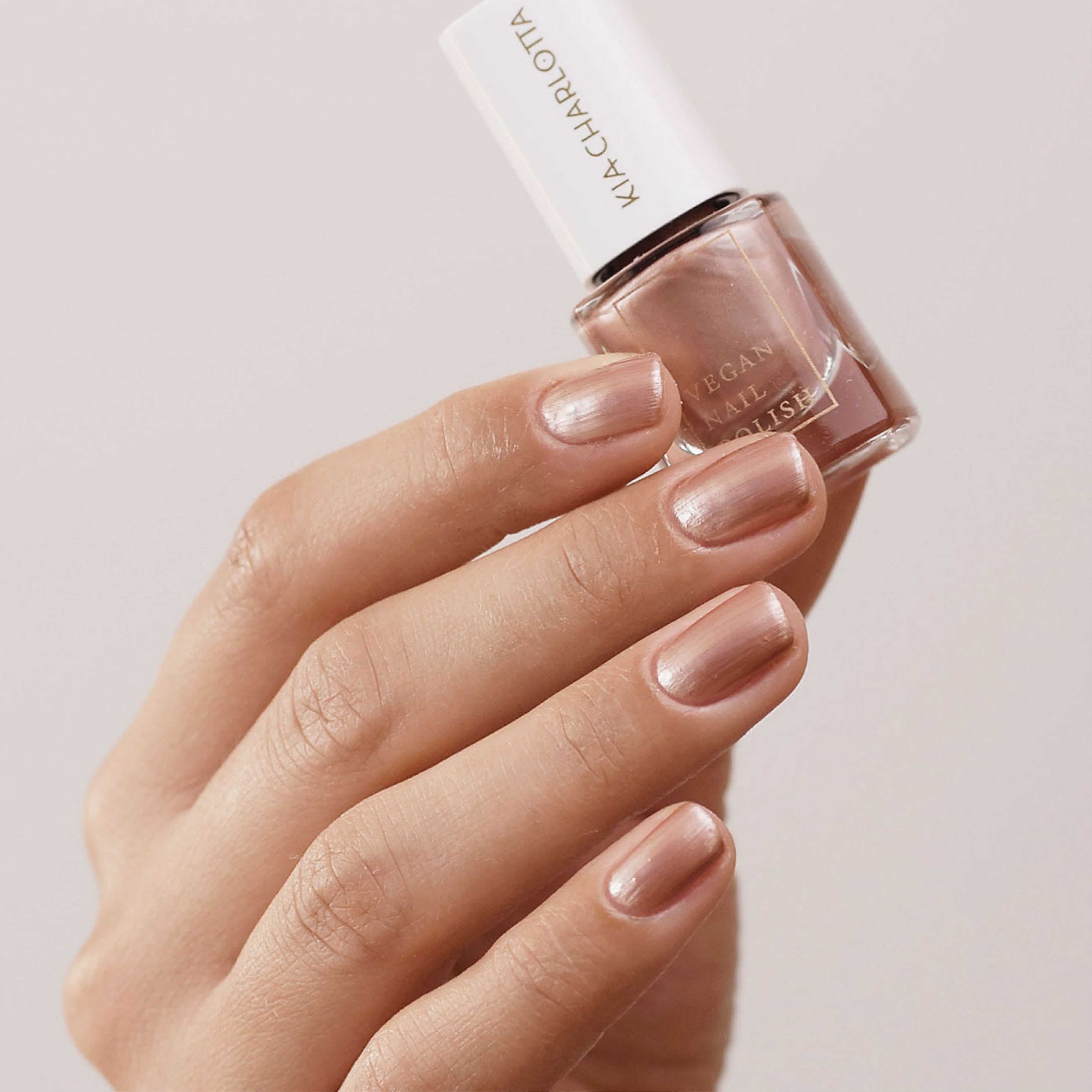 kia-charlotta-nagellack-sun-kissed-metallic-ros-gold-schimmer image 2