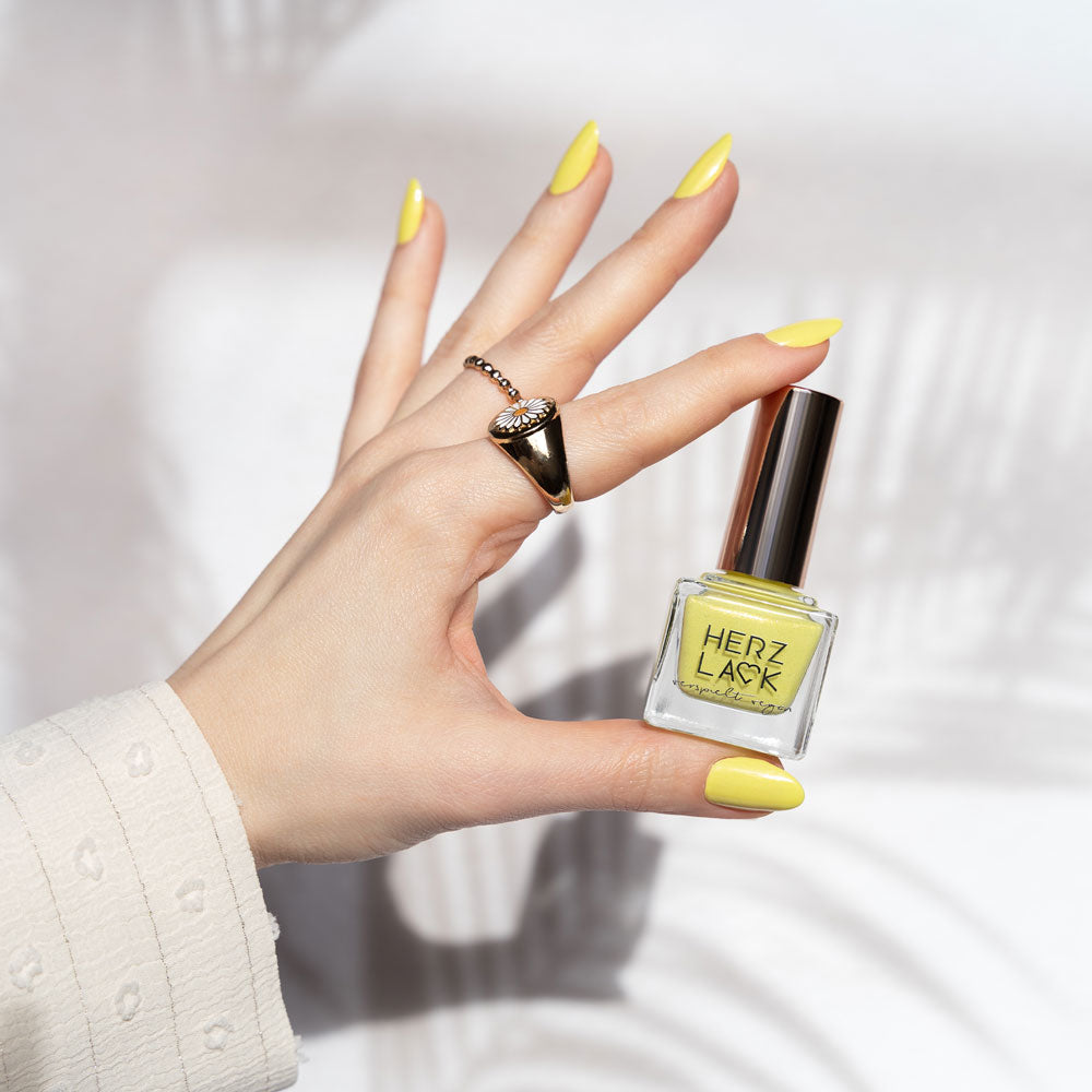herzlack-sonnendurst-fr-hlingserwachen-veganer-nagellack-pastellgelb-mit-gold-sc image 8