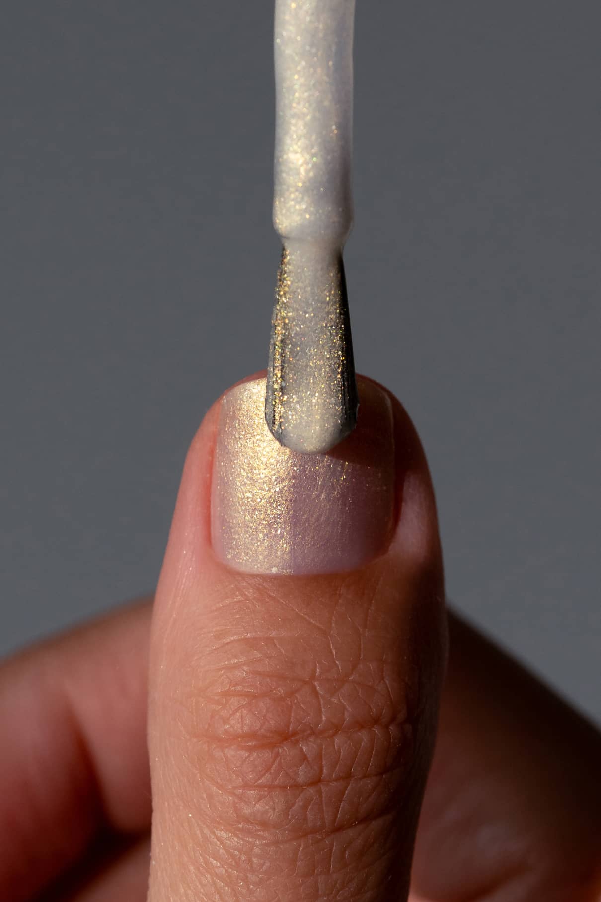 gitti-no-207-nagellack-wei-mit-gold-bl-ulichem-iris-schimmer image 6