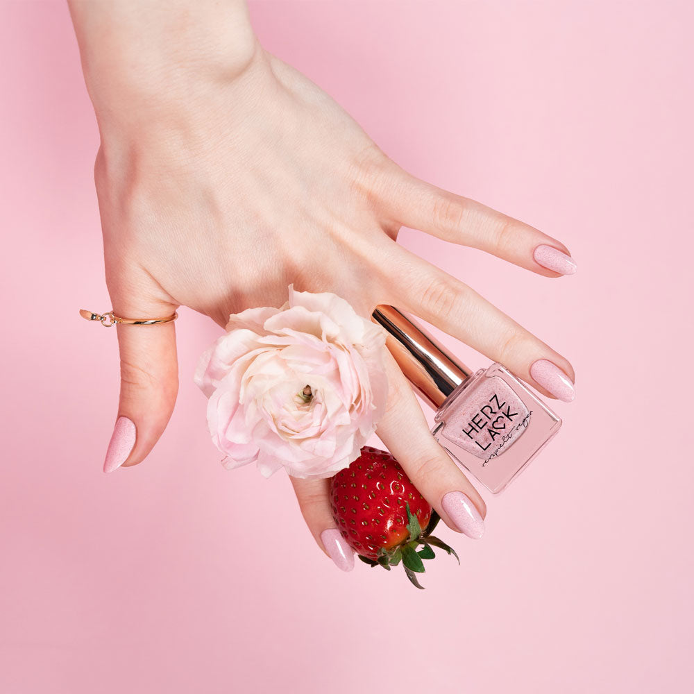 herzlack-erdbeershake-veganer-nagellack-rosa-schimmer-11ml-s-e-liebe image 8