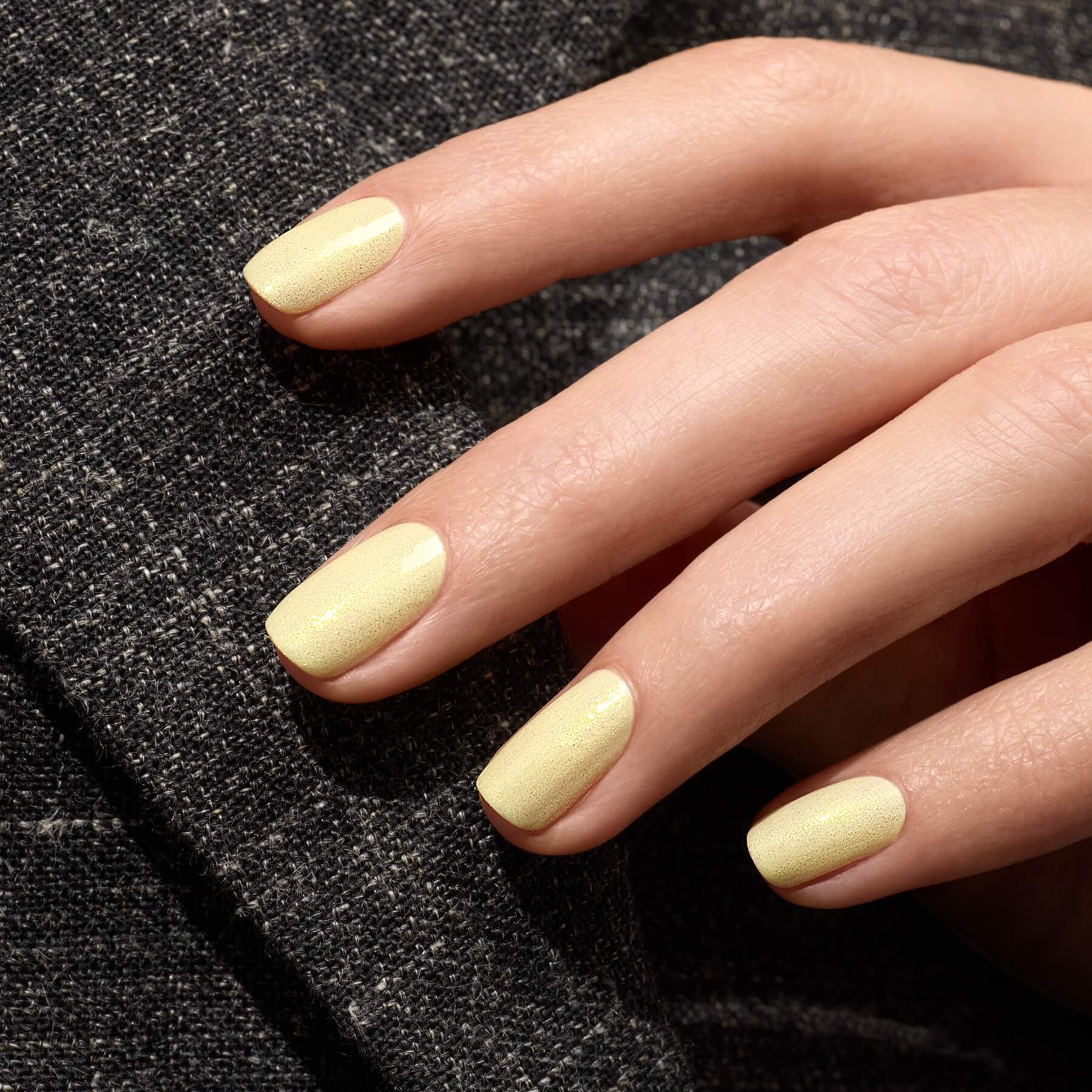 manucurist-green-flash-lemonade-semi-permanenter-gel-nagellack-blassgelb-glitzer image 2