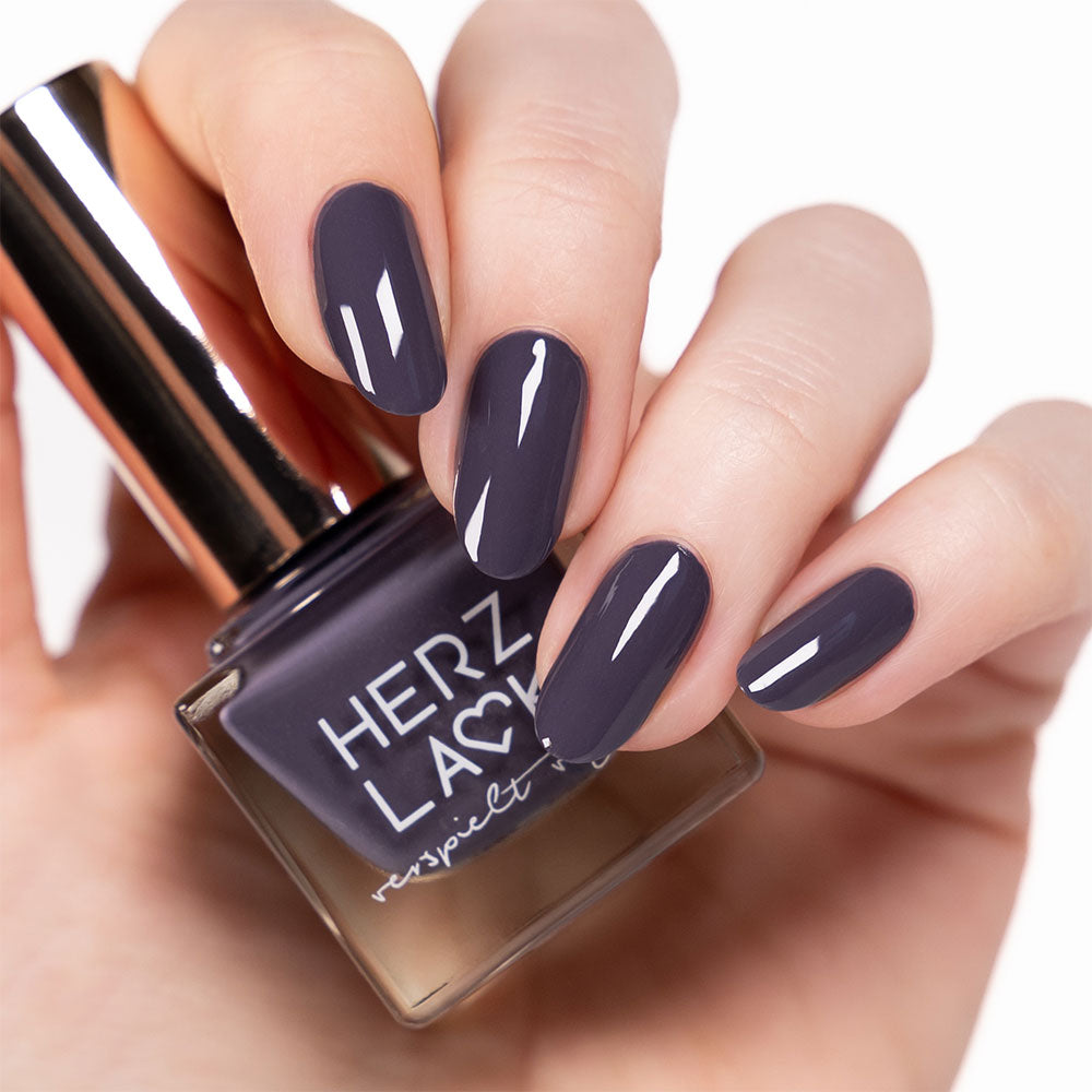 herzlack-traubengrau-one-coater-veganer-nagellack-dunkles-k-hles-lila-grau-hochd image 2