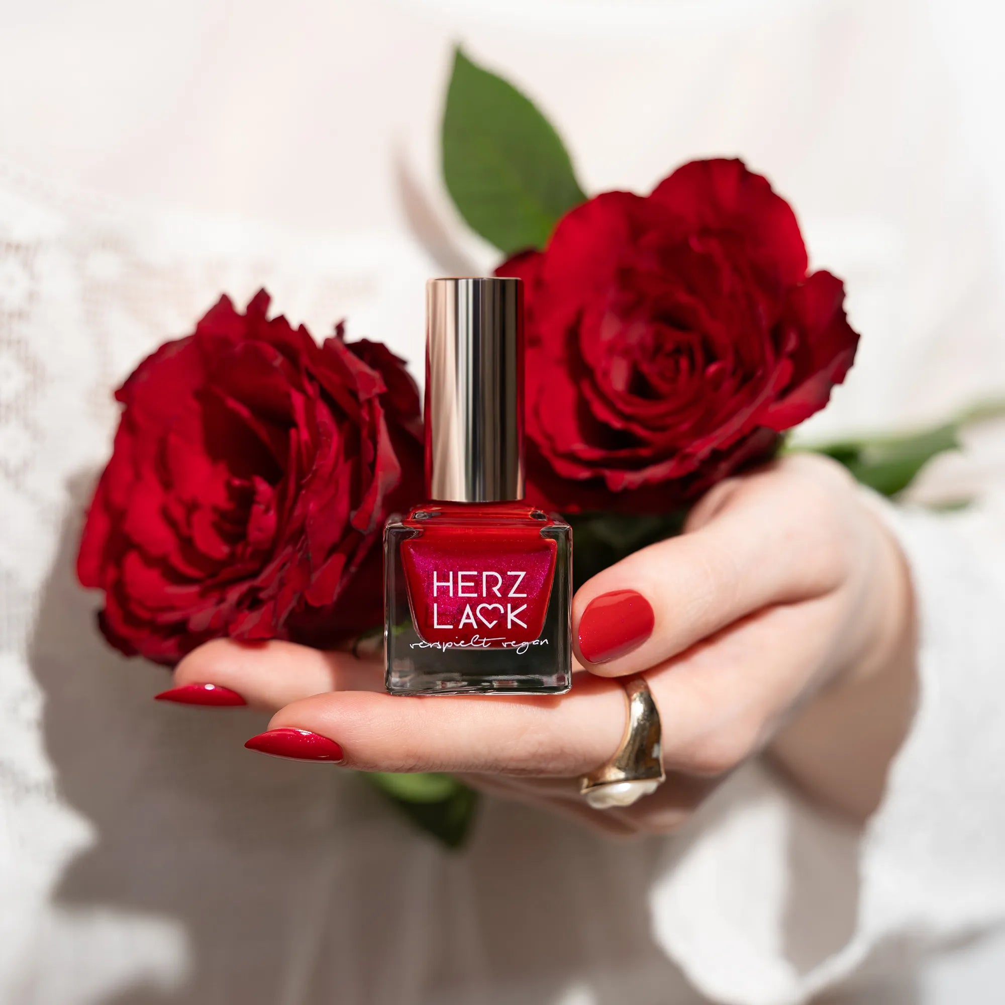 herzlack-rosenrot-veganer-nagellack-rot-mit-rot-pink-schimmer-11ml image 8