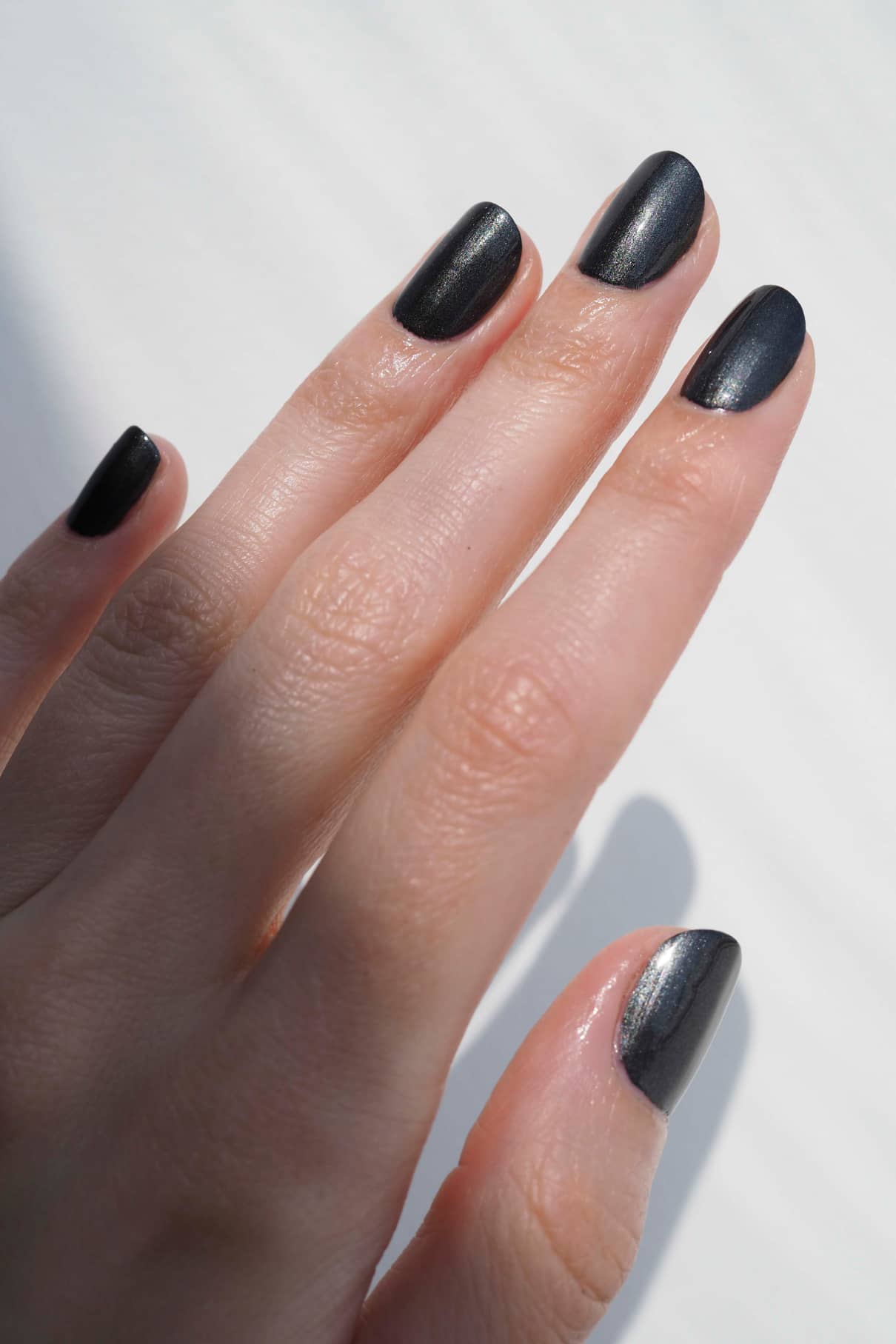 gitti-no-303-plant-based-nagellack-schwarz-mit-metallic-finish image 3