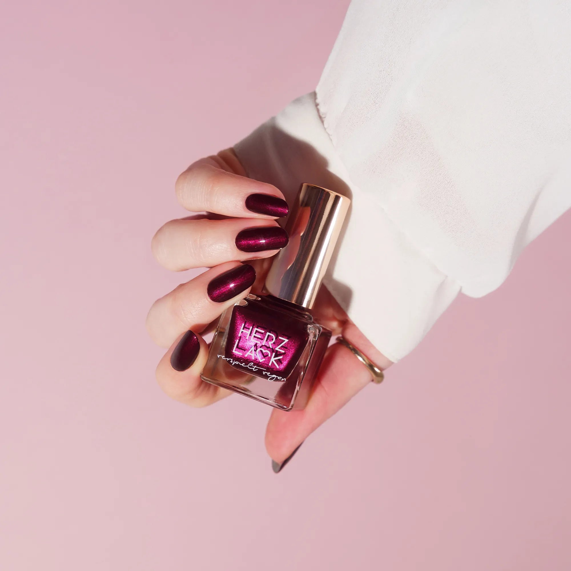 herzlack-ch-ri-noir-veganer-nagellack-dunkles-bordeaux-rot-mit-beerenschimmer-11 image 7
