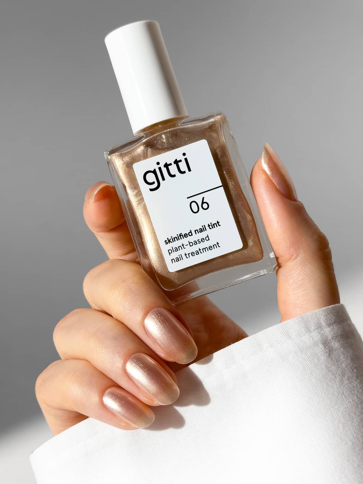 gitti-skinified-nail-tint-no-06-pflegelack-hell-champagnerbronze-mit-schimmer image 6