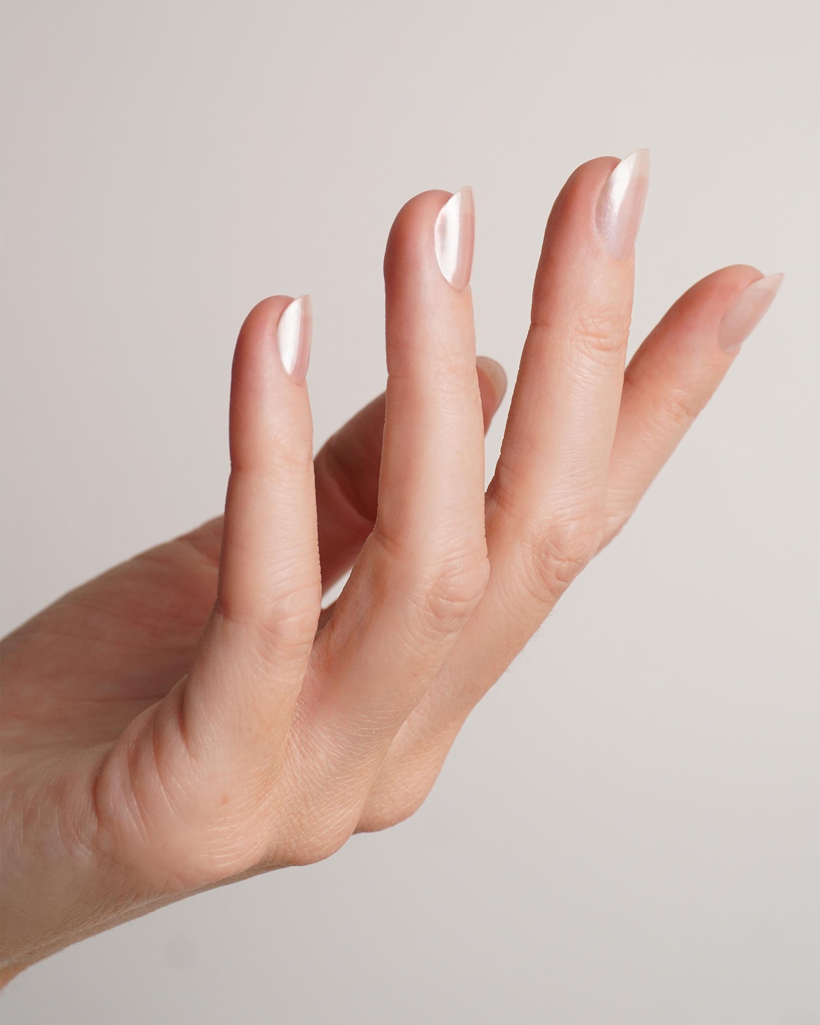 doonails-milkshake-uv-gel-strips-cremig-mit-chrome-effekt image 4
