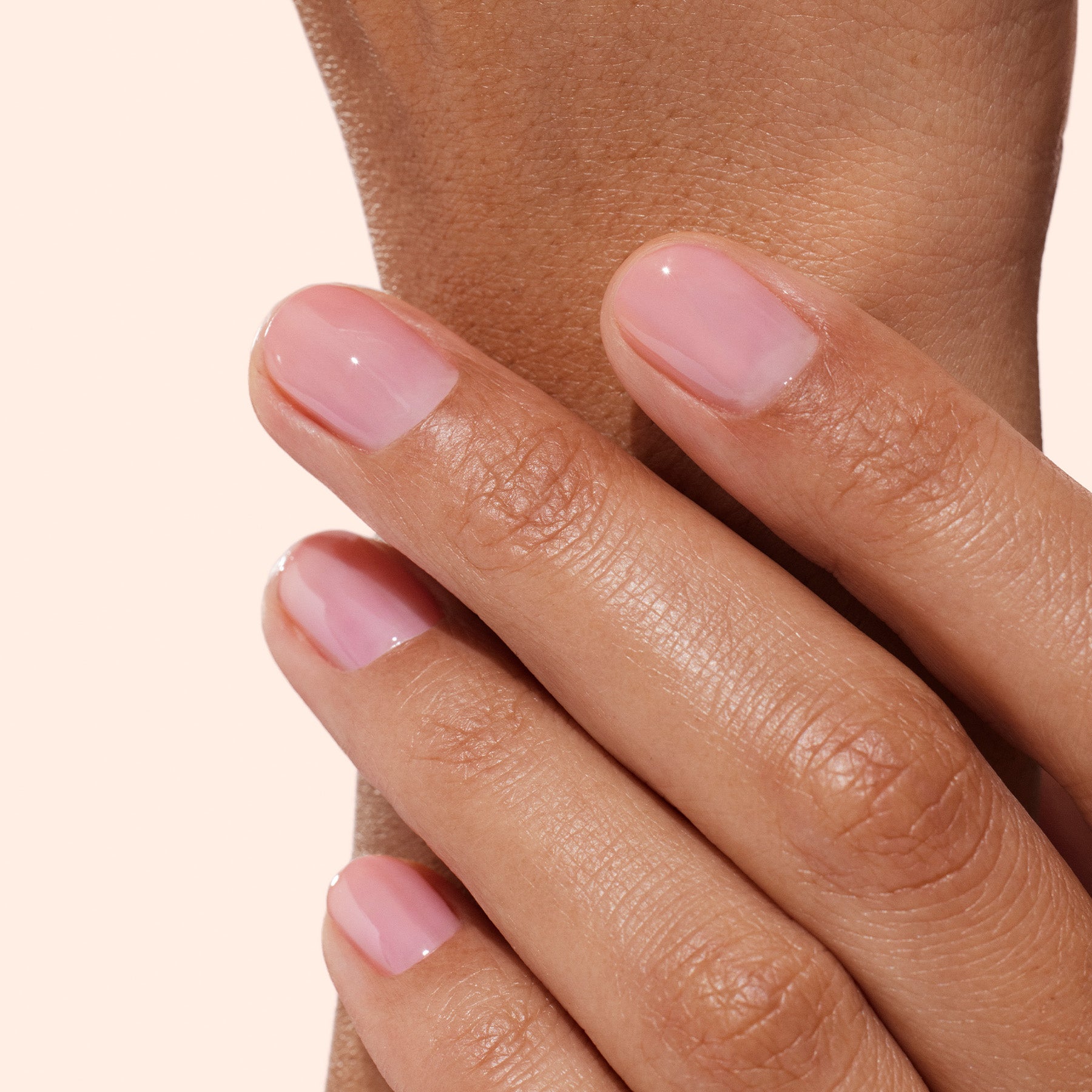 manucurist-active-glow-blueberry-pflegender-beautifier-lack-in-intensiv-rosa image 2