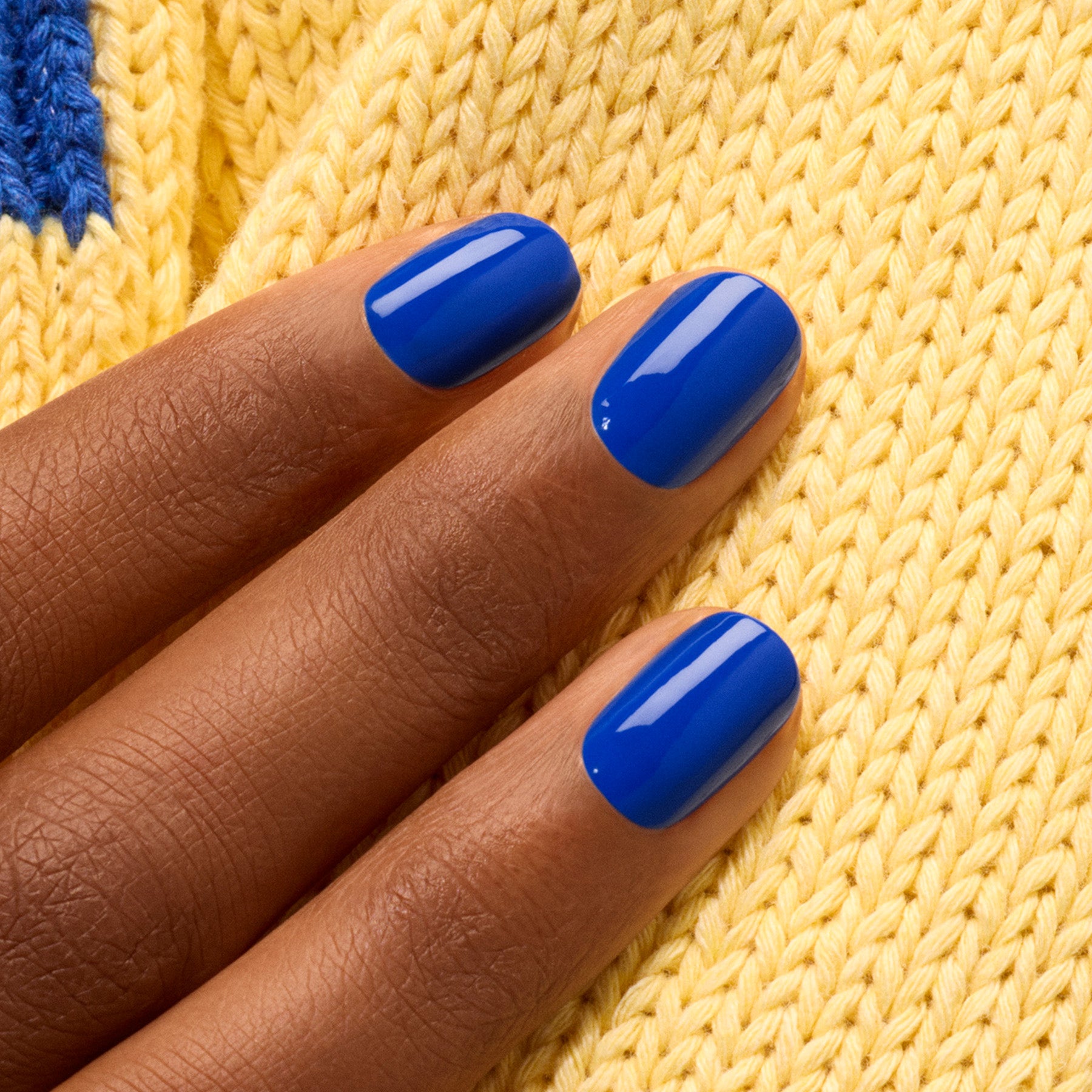 manucurist-ultramarine-green-flash-semi-permanenter-nagellack-elektrisches-blau image 4