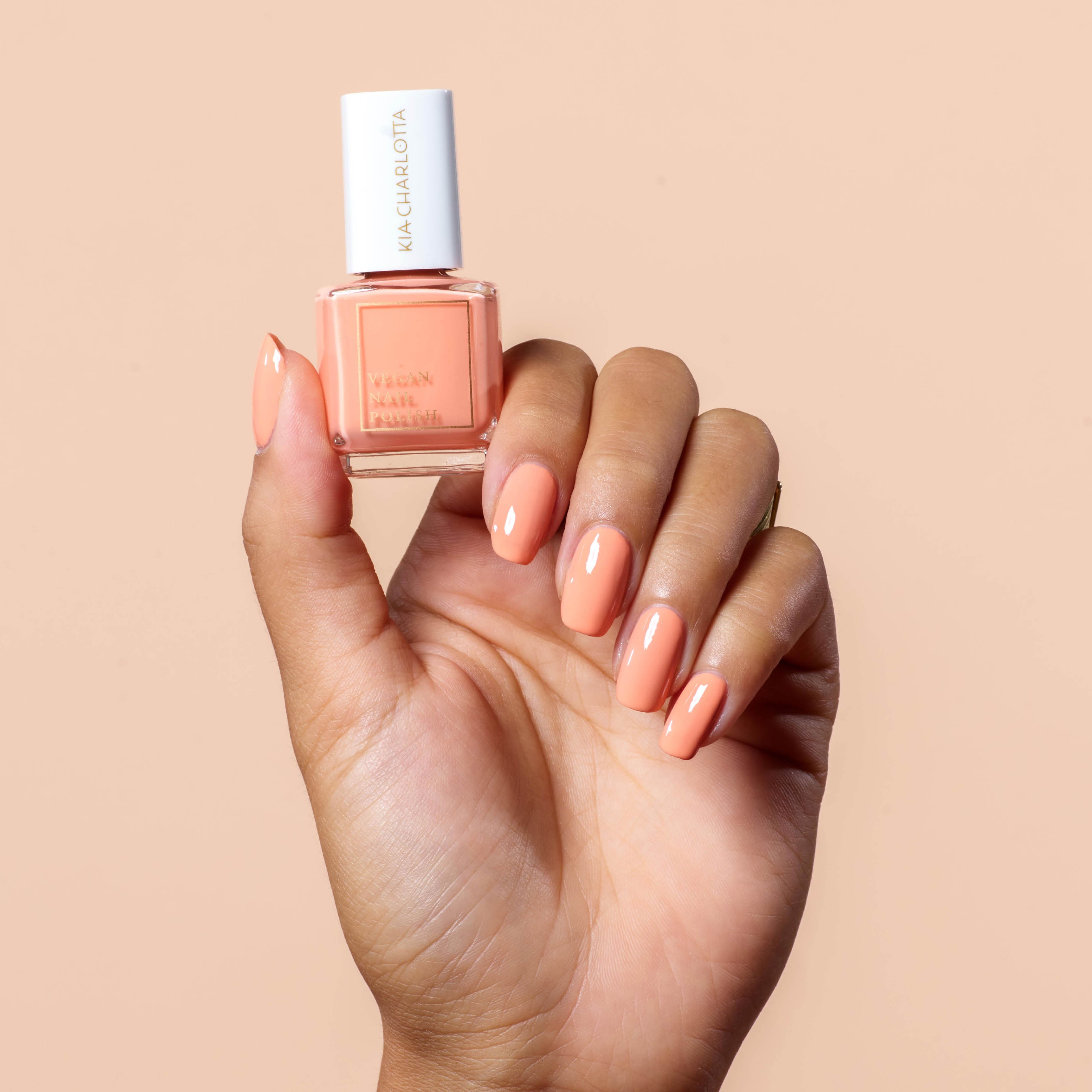 kia-charlotta-namastay-in-bed-veganer-nagellack-rosa-pfirsich-pastell image 2