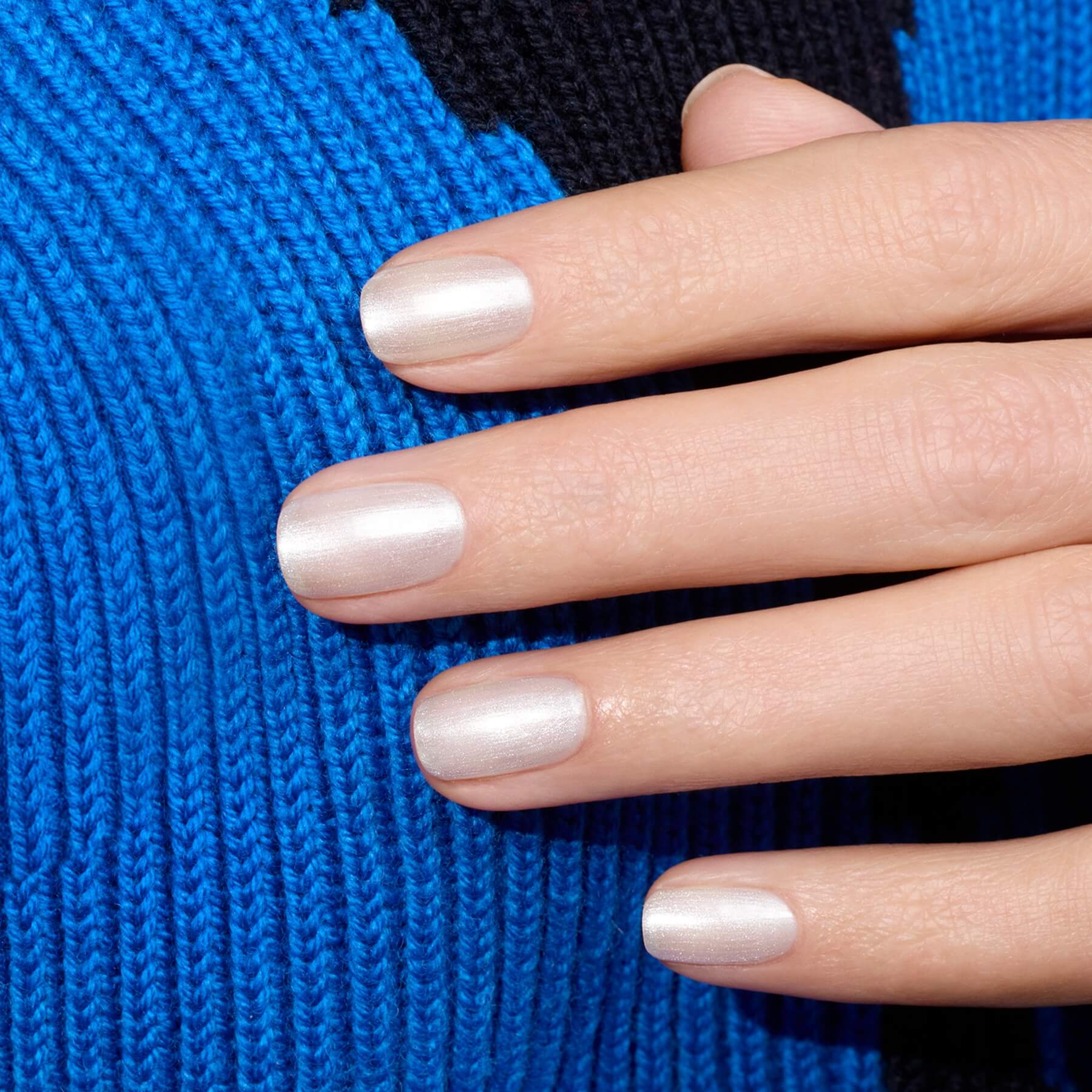 manucurist-moon-green-nagellack-perlwei image 4