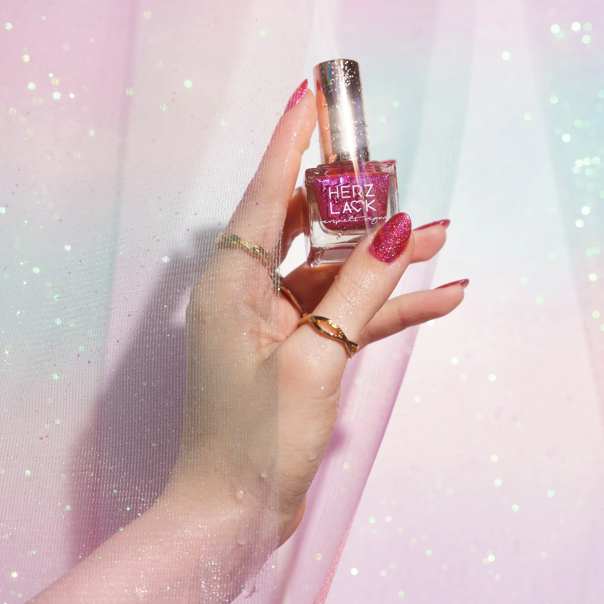 herzlack-funkelnixe-veganer-nagellack-pink-mit-holo-flakies-und-blau-pinkem-duoc image 6