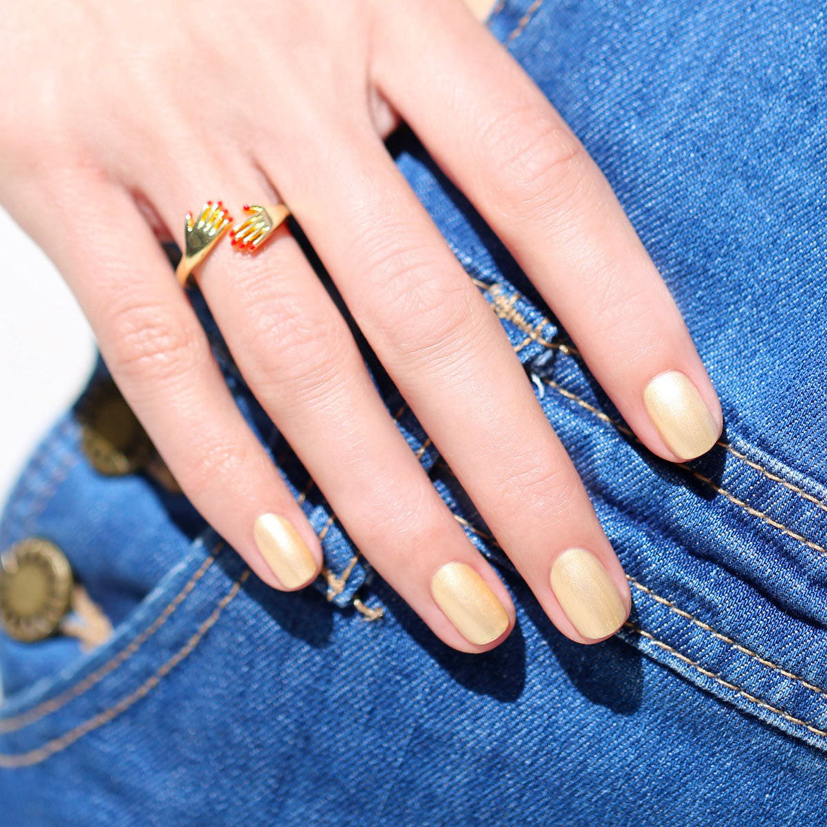 manucurist-green-flash-nagellack-gold-sand-irisierendes-gelb image 2