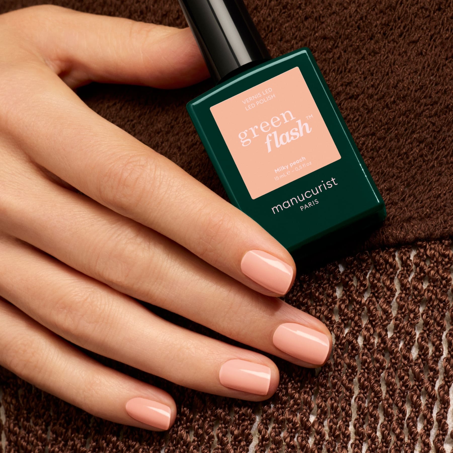 manucurist-green-flash-milky-peach-led-semi-permanent-nagellack image 5