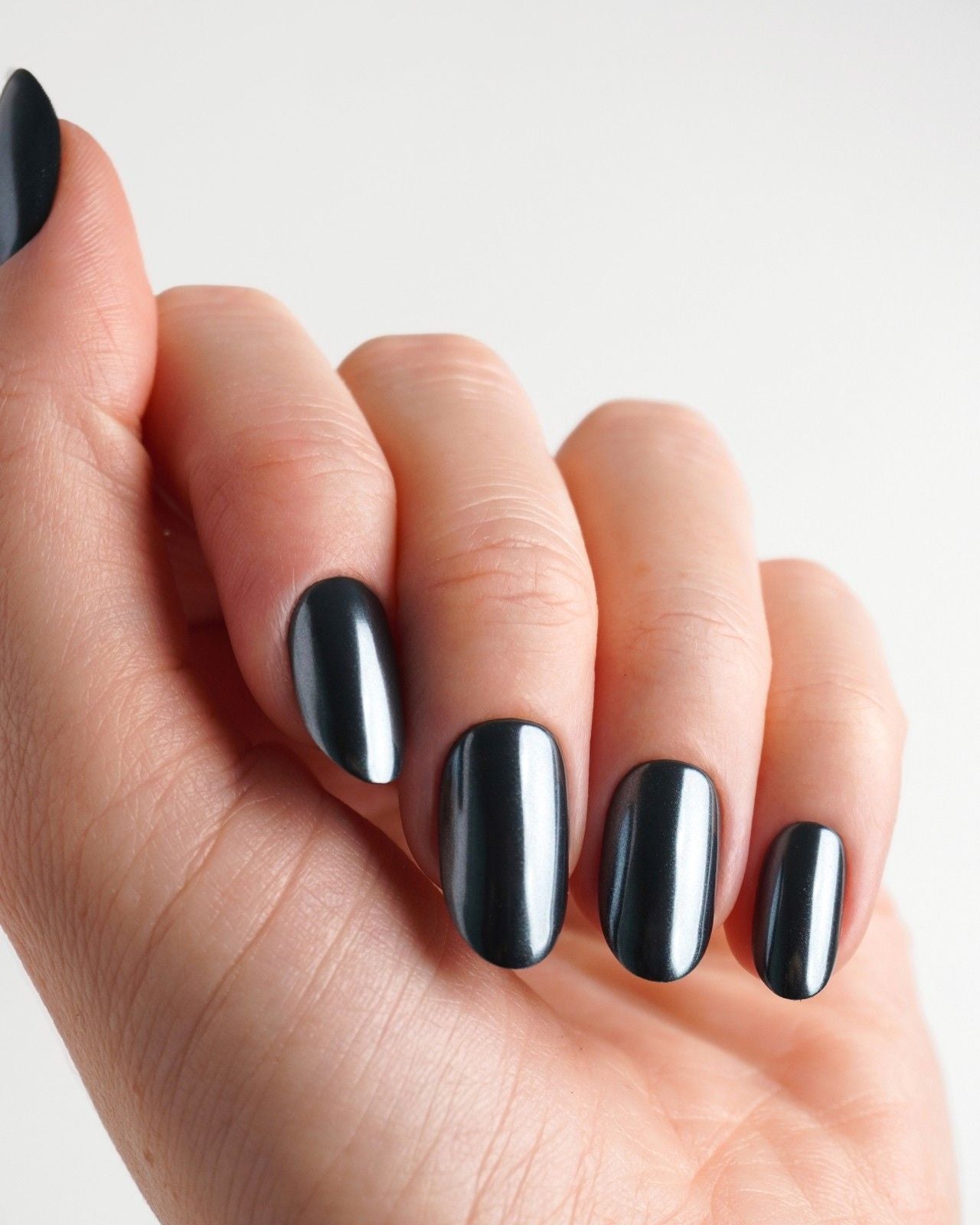 doonails-black-pearl-medium-round-soft-gel-press-ons-schwarz-chrome image 2