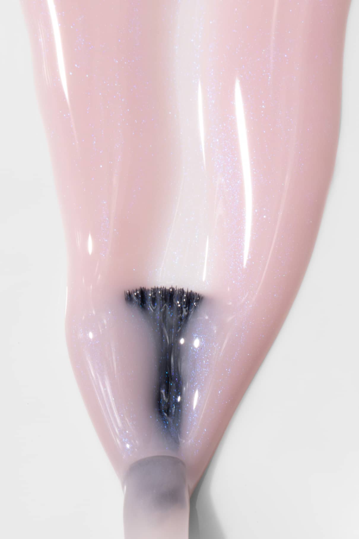 gitti-no-025-plant-based-nagellack-hellrosa-halbtransparent-mit-bl-ulichem-schim image 4