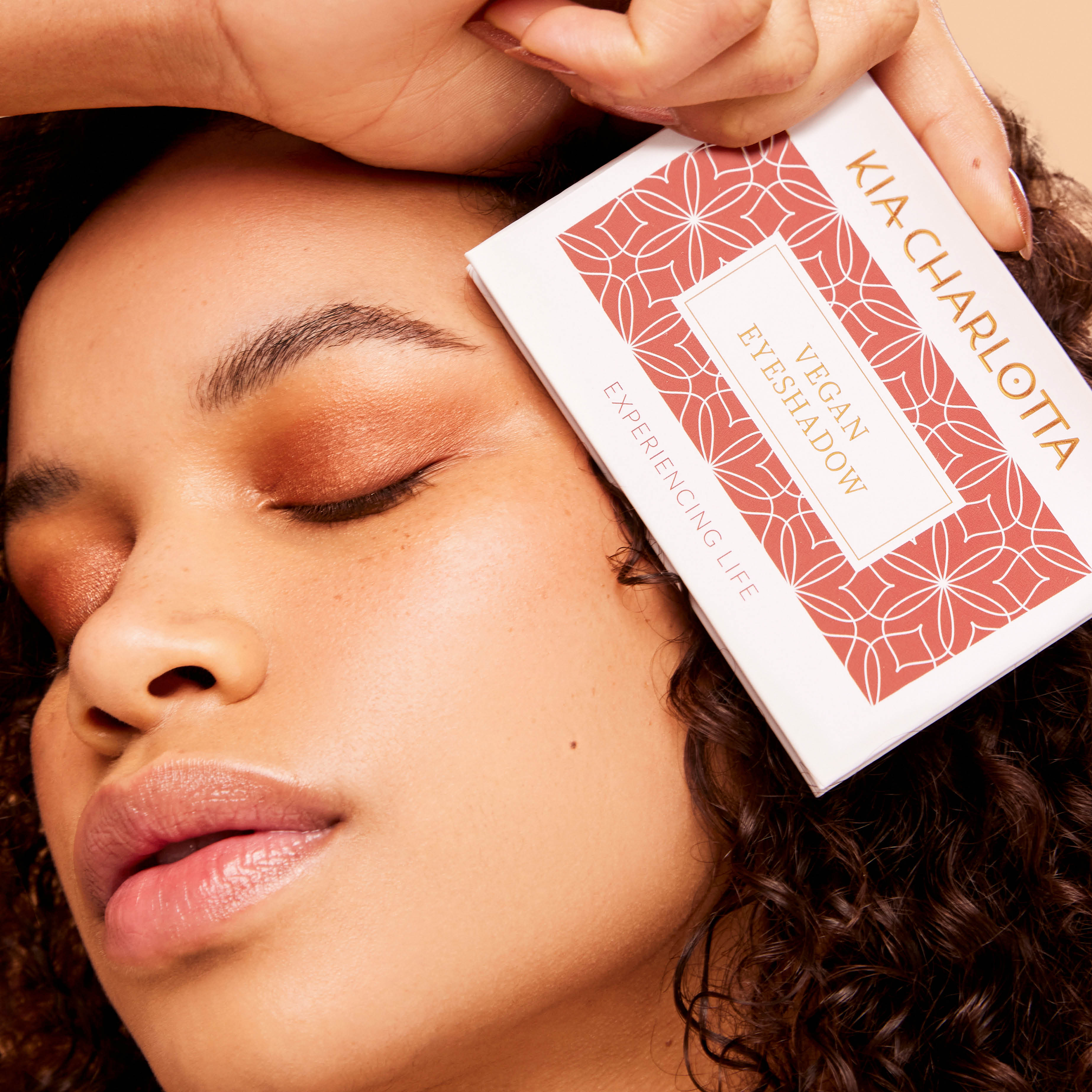 kia-charlotta-eyeshadow-palette-veganer-natur-lidschatten image 5