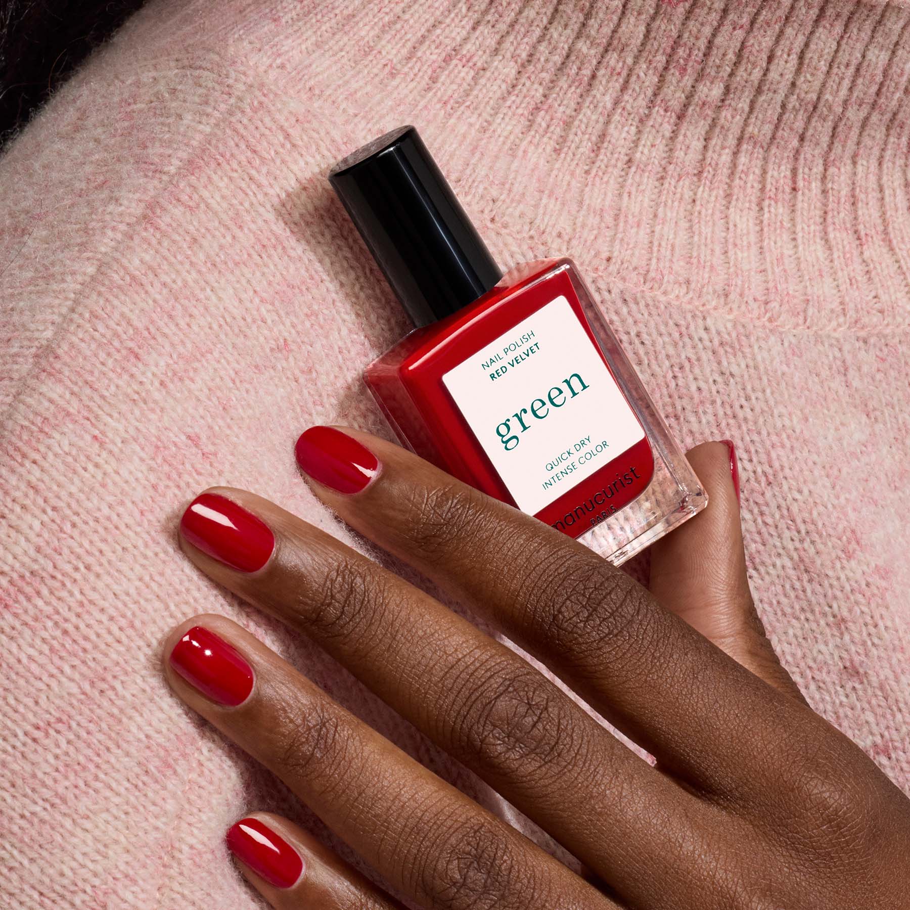 manucurist-green-red-velvet-veganer-nagellack-tiefes-samtrot image 4