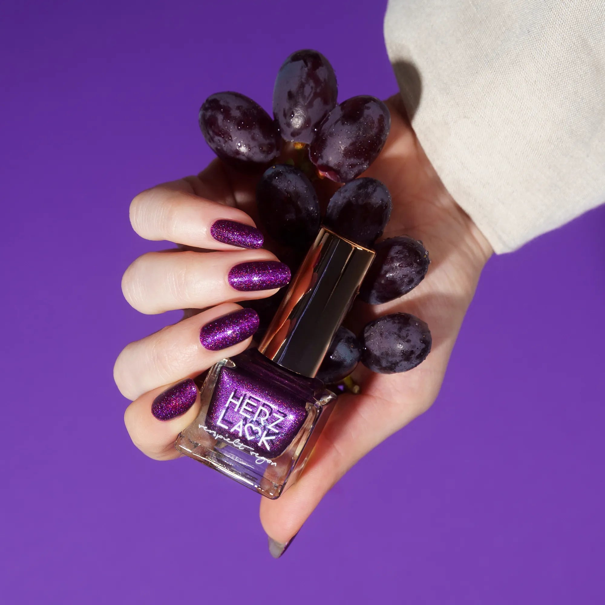 herzlack-maibeere-veganer-nagellack-beerenviolett-holo-duochrome-11ml image 7