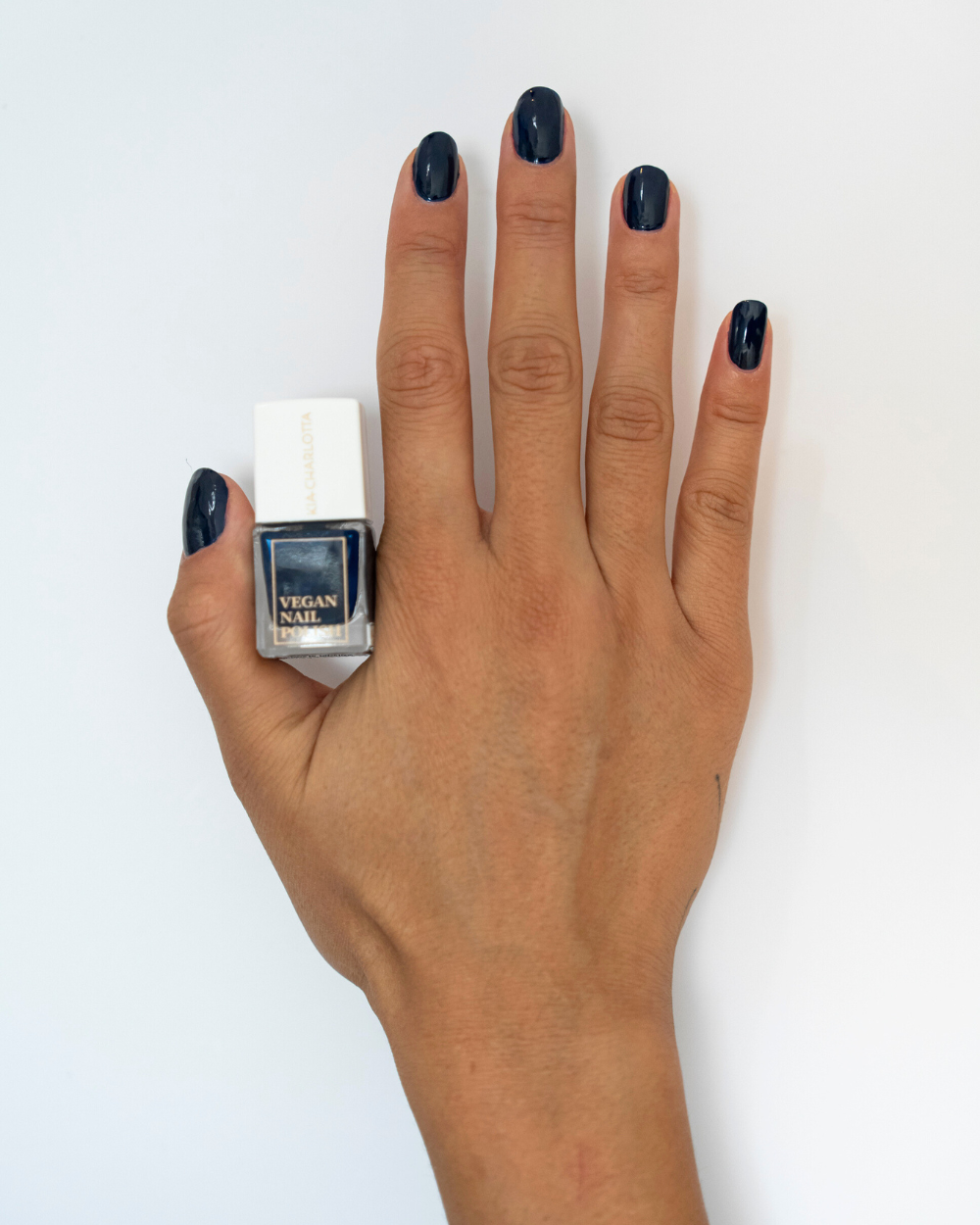 kia-charlotta-royal-veganer-nagellack-tiefblau image 3