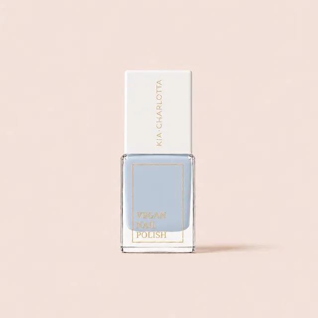 kia-charlotta-blue-aura-veganer-nagellack-himmelblau image 1