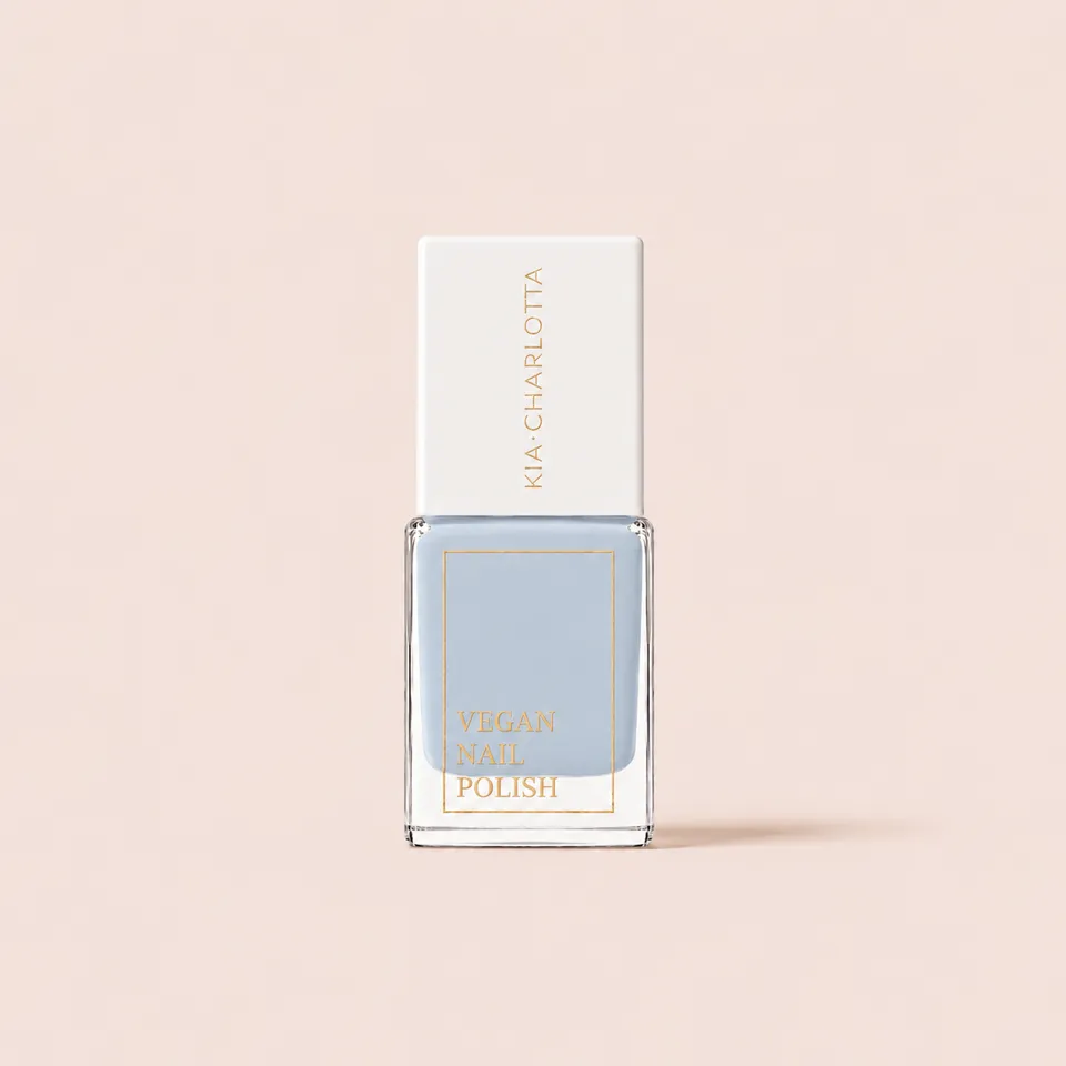 kia-charlotta-blue-aura-veganer-nagellack-himmelblau image 1
