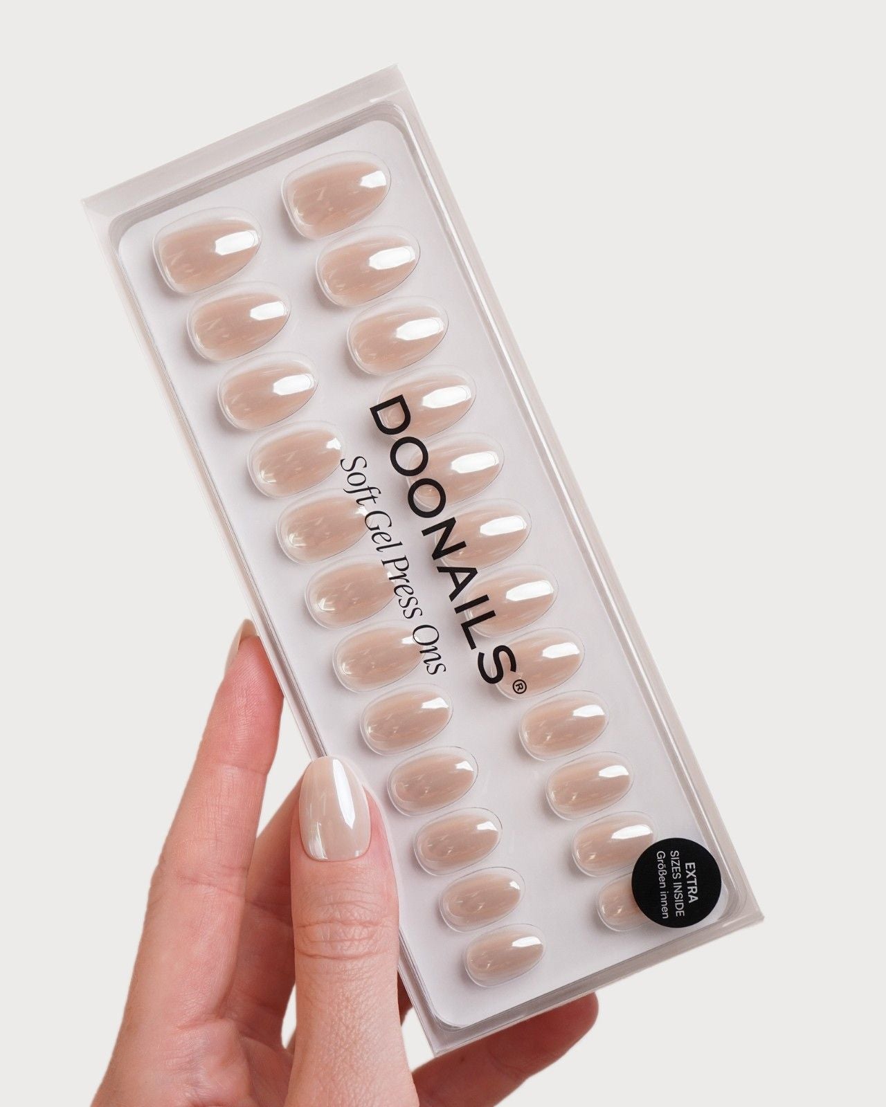 doonails-toffee-short-round-soft-gel-press-ons-karamell-nude-mit-chrome-schimmer image 3