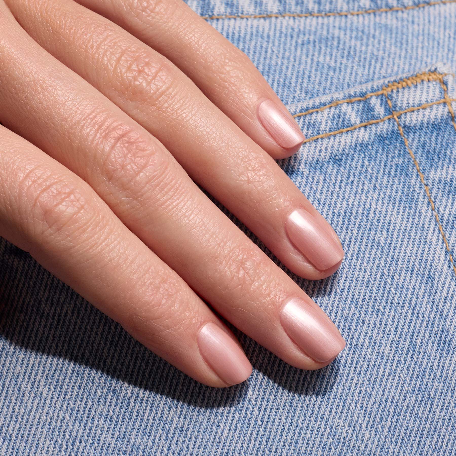 manucurist-green-carnation-veganer-nagellack-perlmutt-ros-beige image 4