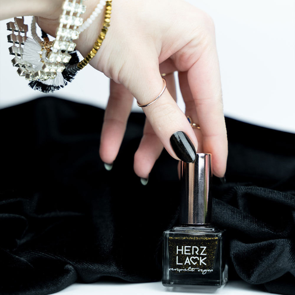 herzlack-schwarzer-freitag-nagellack-schwarz-gold-glitzer-11ml image 5