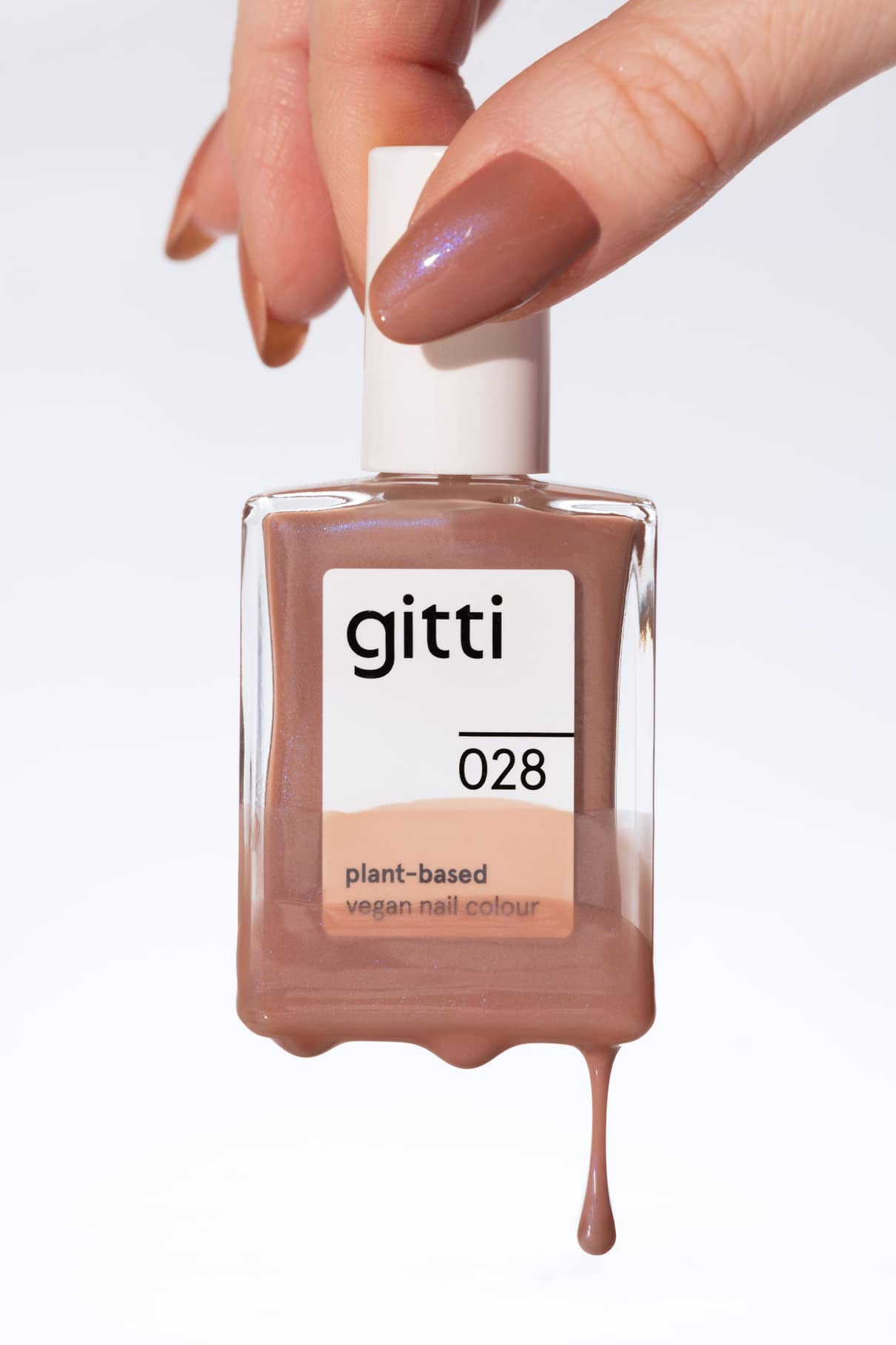 gitti-no-028-veganer-nagellack-in-mokkabraun-mit-blauem-schimmer image 5