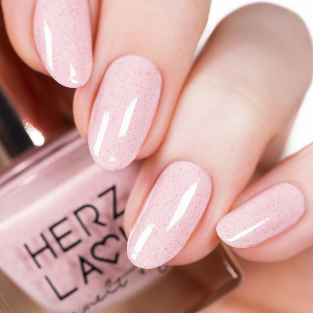 herzlack-erdbeershake-veganer-nagellack-rosa-schimmer-11ml-s-e-liebe image 3