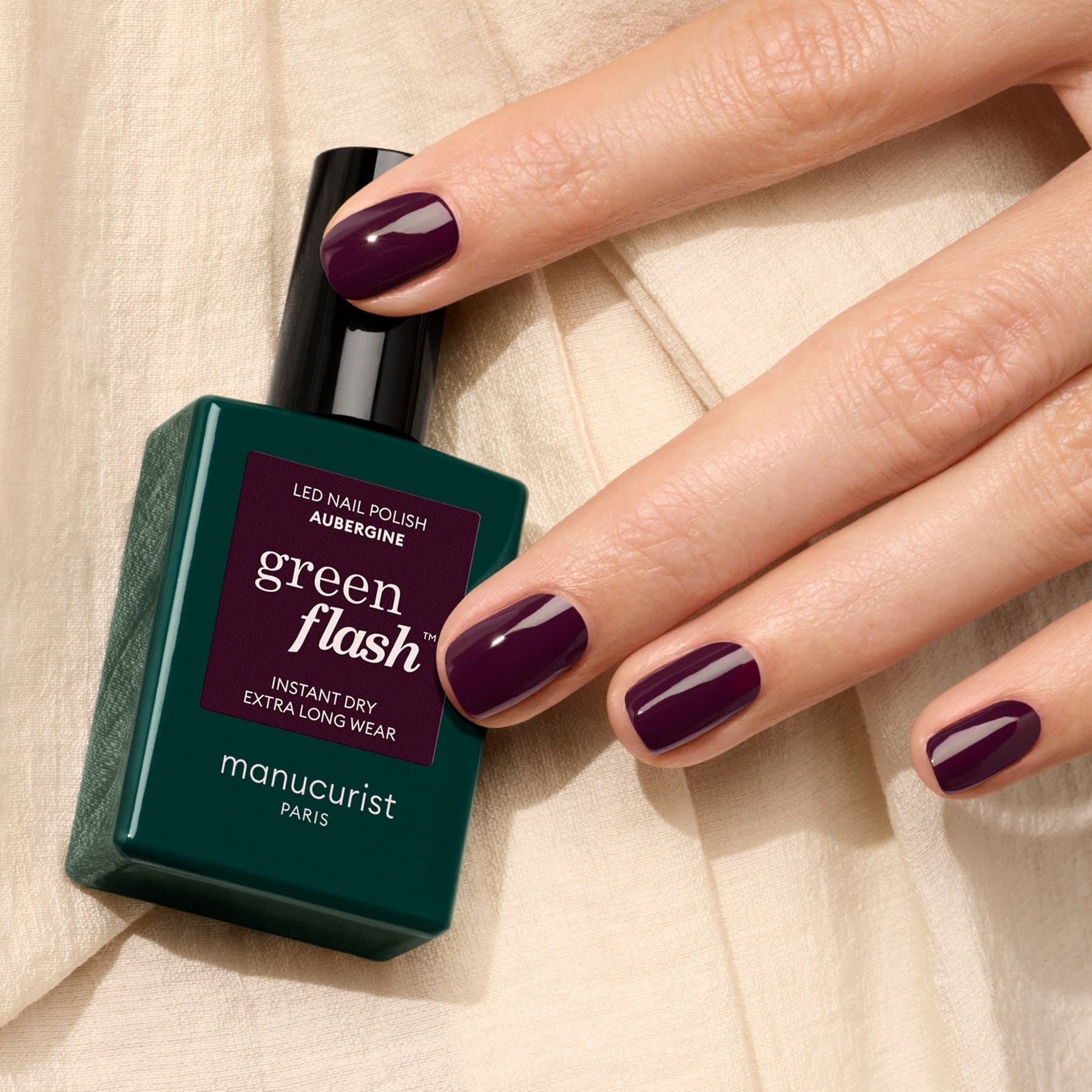 manucurist-green-flash-aubergine-semi-permanenter-nagellack-dunkelviolett image 4