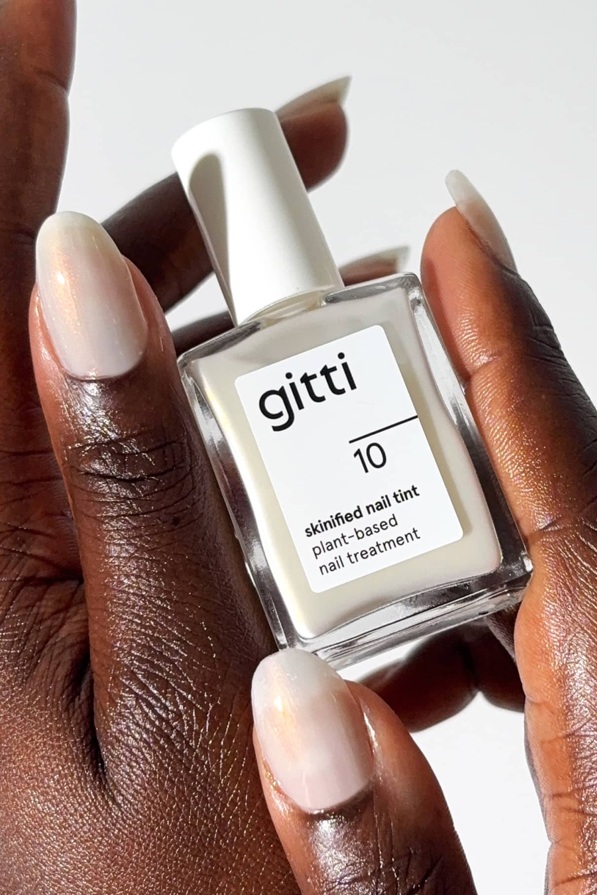 gitti-skinified-nail-tint-no-10-pflegelack-transparent-cremewei-mit-golden-glow image 3