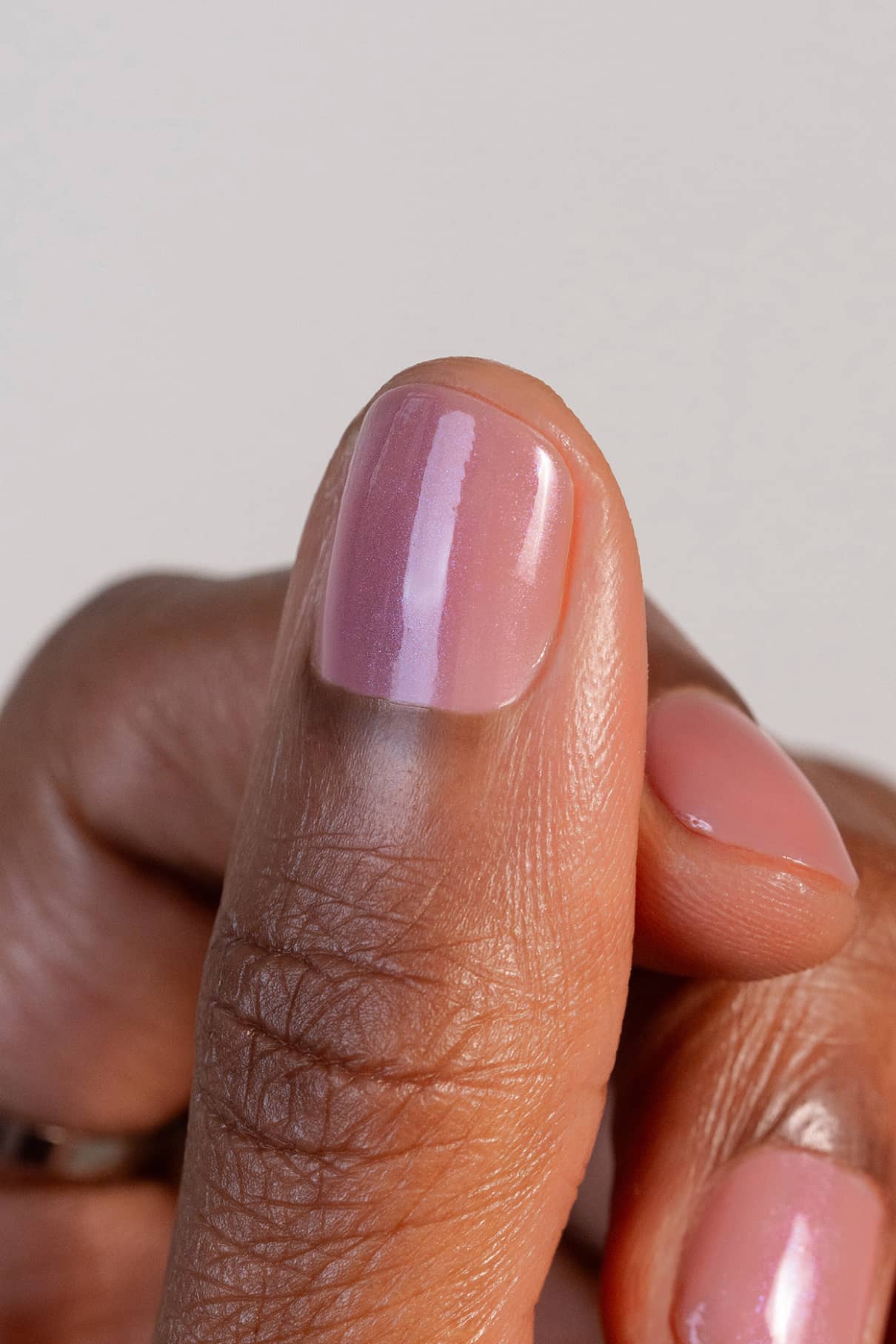 gitti-no-004-plant-based-nagellack-seidiges-mauve-semi-transparent image 3