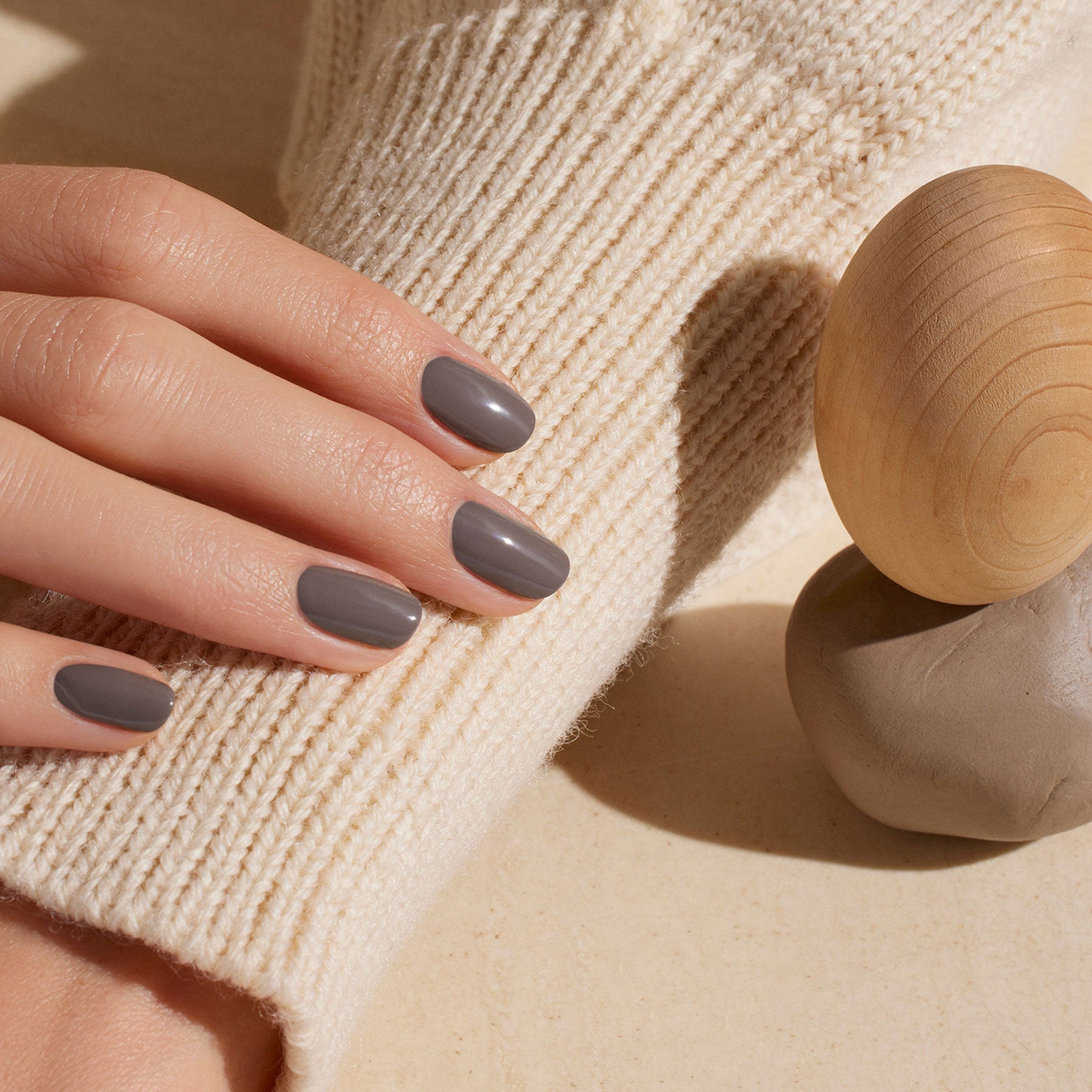 manucurist-green-flash-nagellack-clay-taupe-halblack image 2