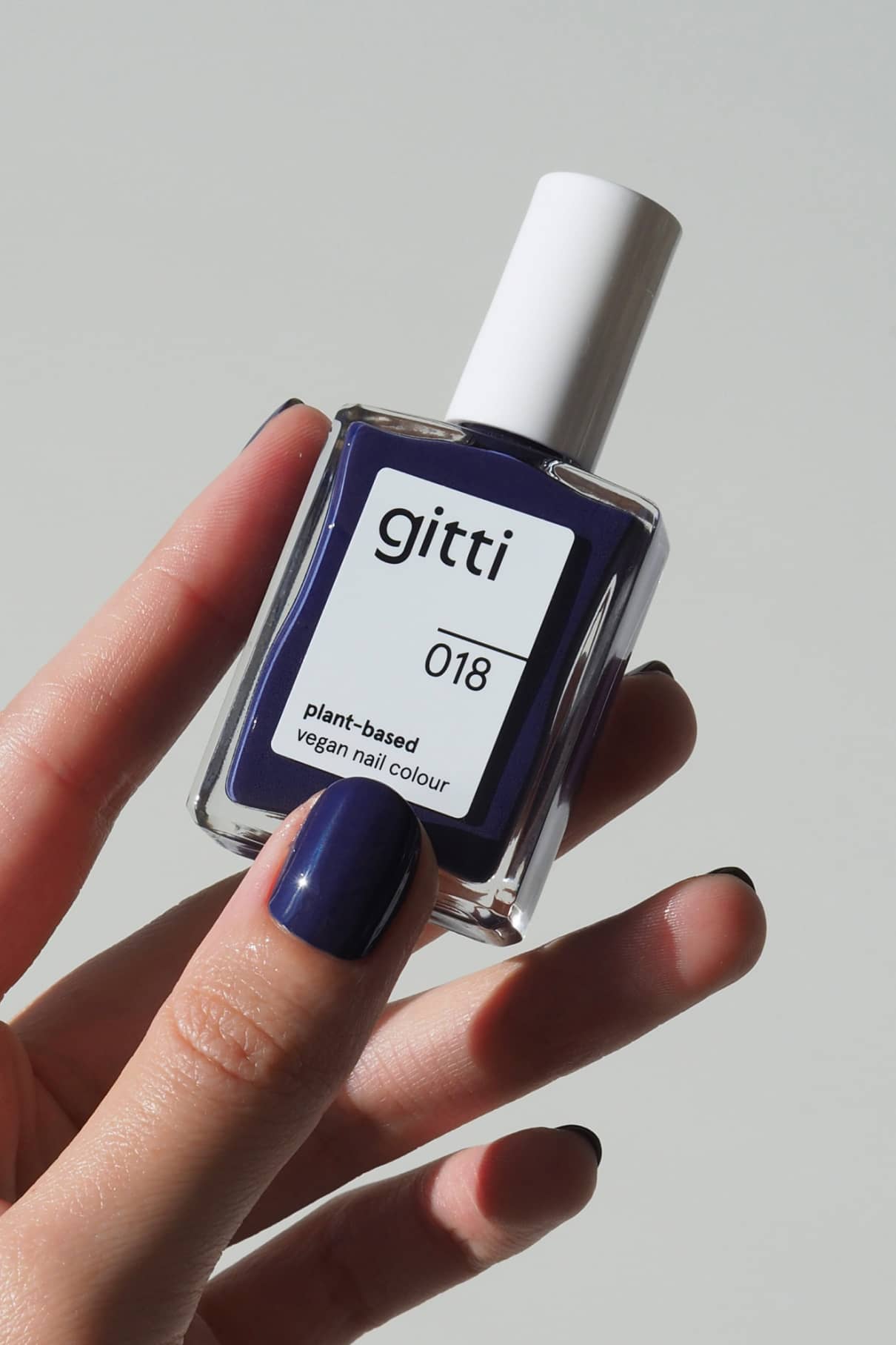 gitti-no-018-plant-based-nagellack-tiefblau-violett image 4