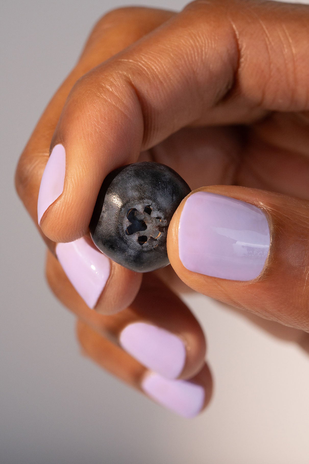 gitti-no-005-lavender-nights-plant-based-nagellack-lila-mit-erh-hter-deckkraft image 7