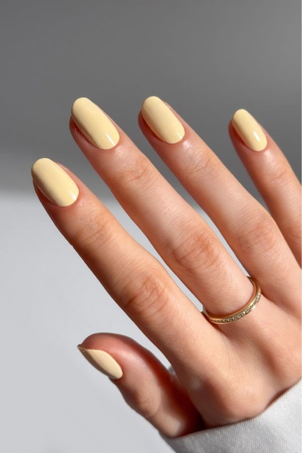 gitti-no-032-plant-based-nagellack-sanftes-butter-wei-gelb image 4