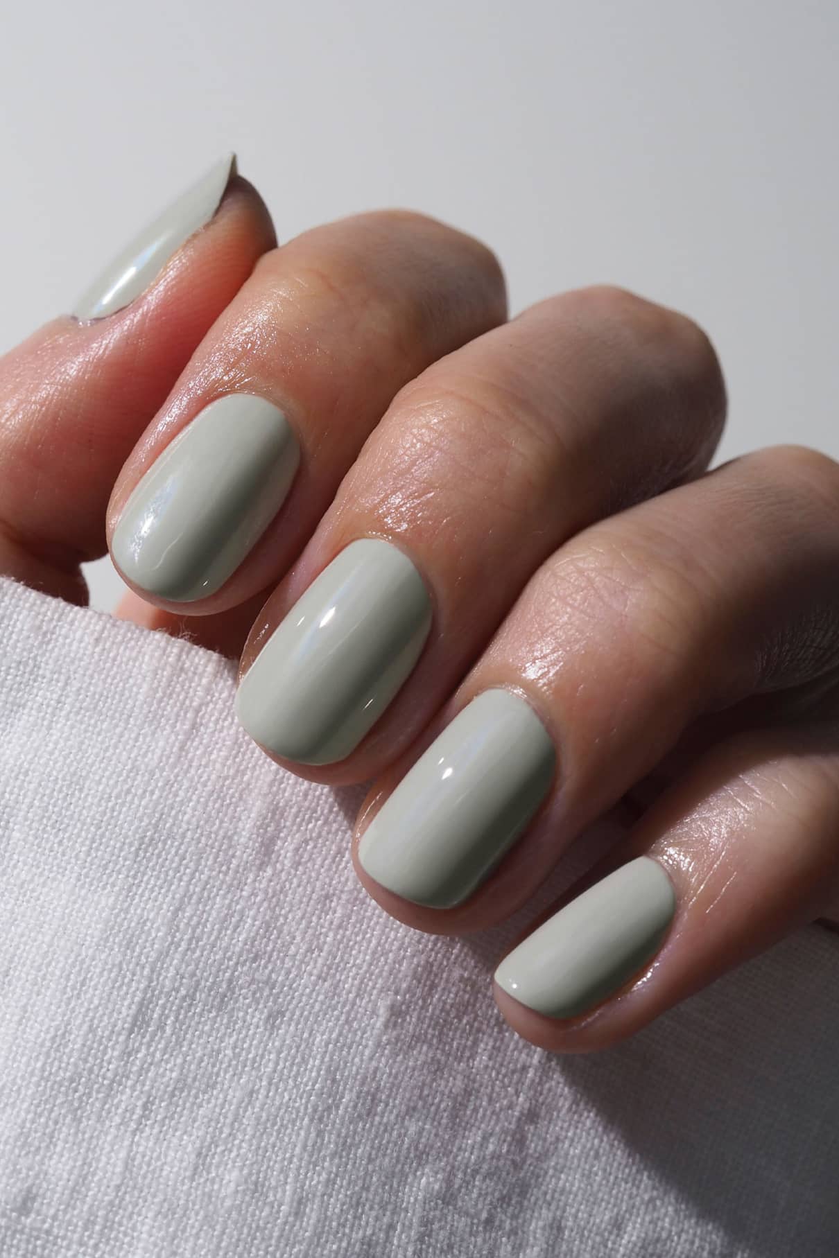 gitti-no-017-plant-based-nagellack-helles-grau-mit-salbei-unterton image 5