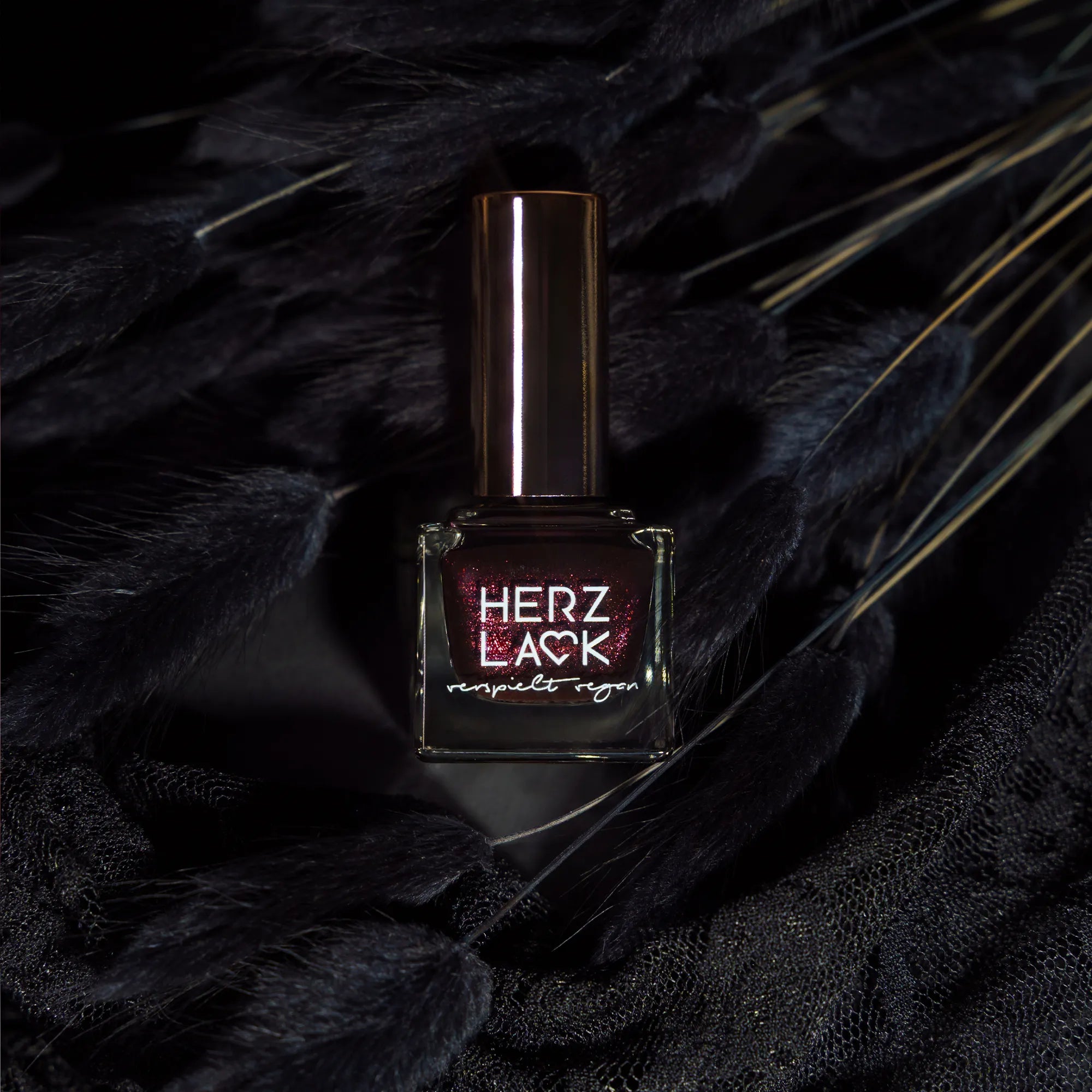 herzlack-luzifer-veganer-nagellack-tiefschwarz-mit-rotem-glitzerschimmer-11ml image 4