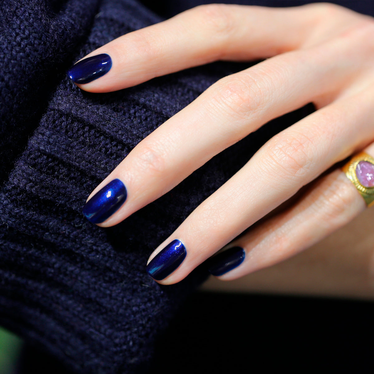 manucurist-dark-night-green-flash-semi-permanenter-nagellack-nachtblau-schimmer image 2