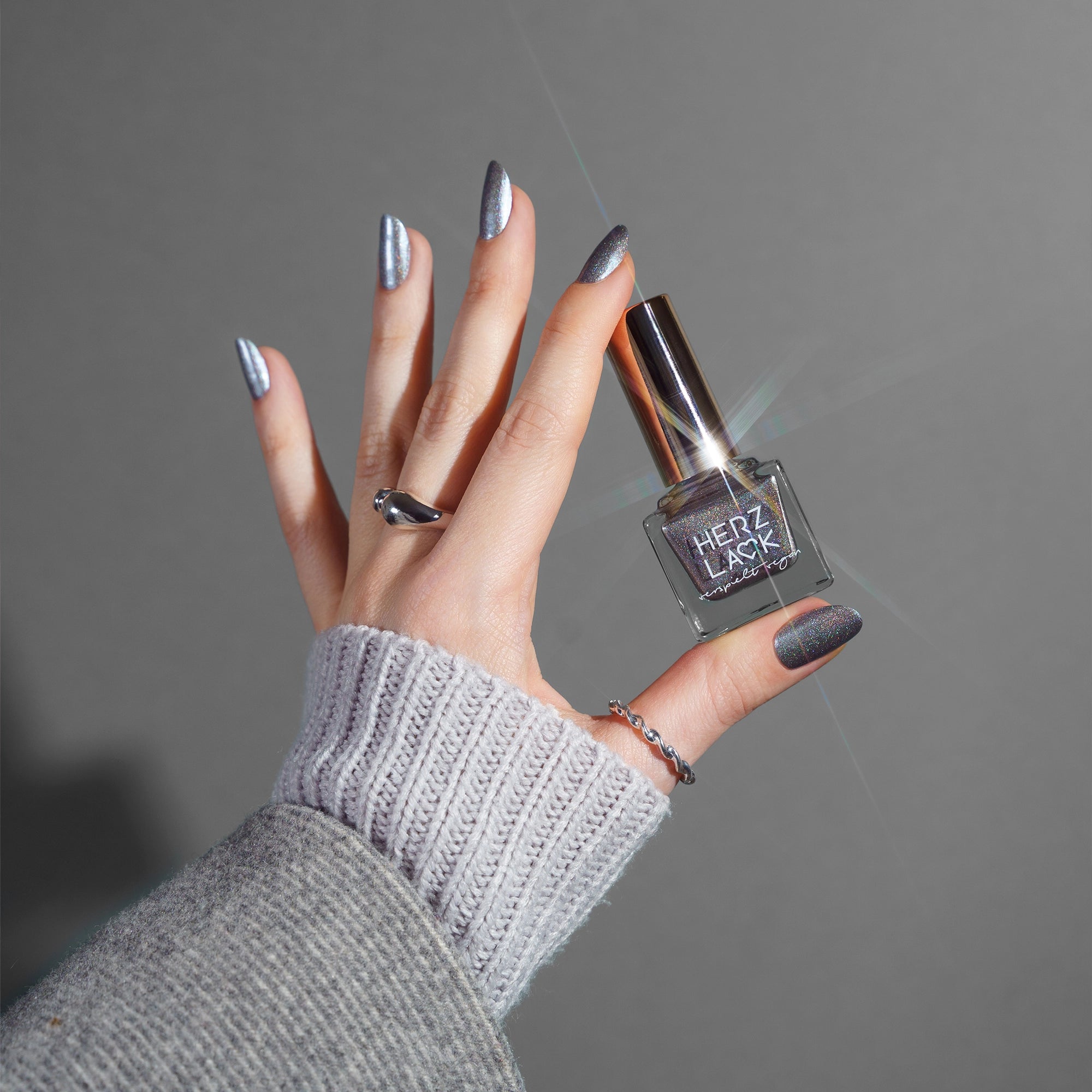 herzlack-novembernebel-veganer-nagellack-k-hles-dunkelgrau-duochrome-holo-11-ml image 8