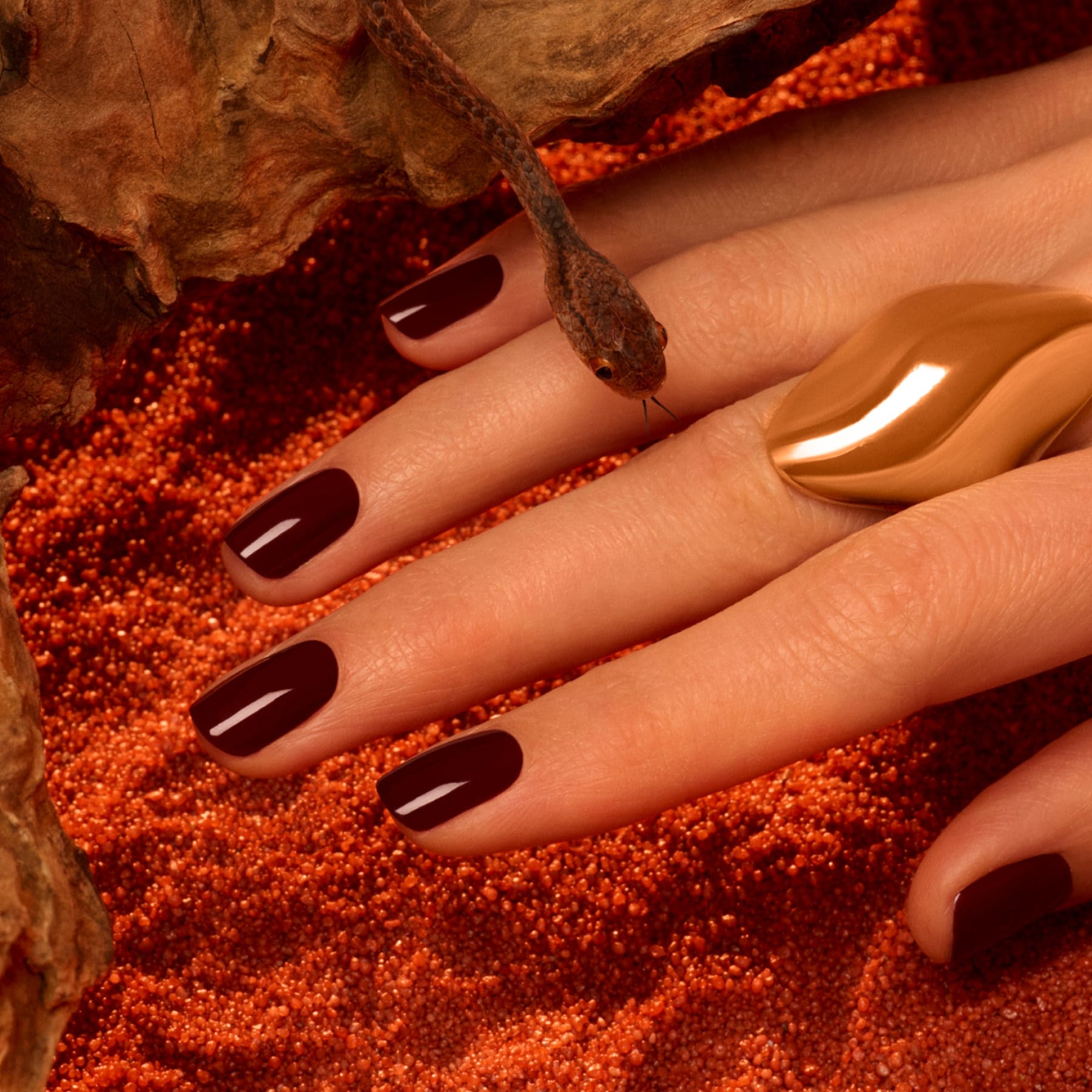 manucurist-green-grenat-braunroter-nagellack image 3