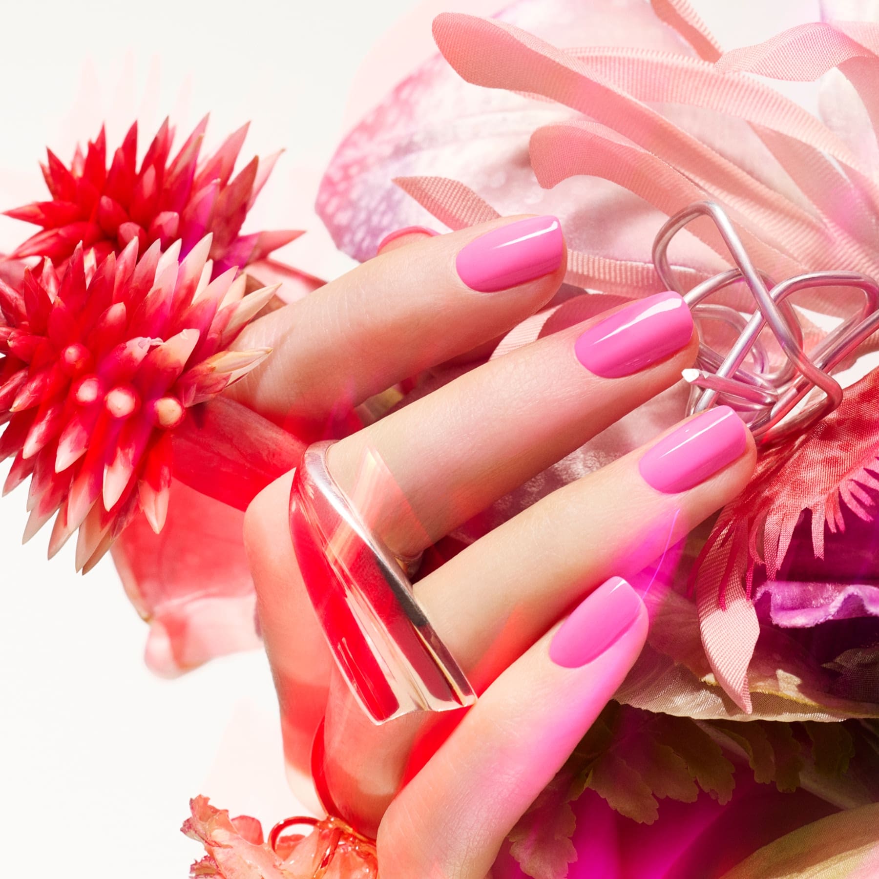 manucurist-green-flash-bloom-gel-nagellack-neonrosa image 3