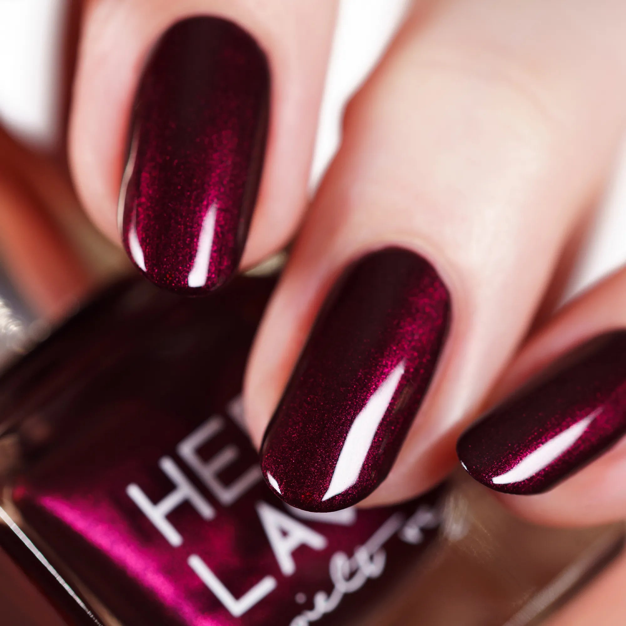 herzlack-ch-ri-noir-veganer-nagellack-dunkles-bordeaux-rot-mit-beerenschimmer-11 image 3