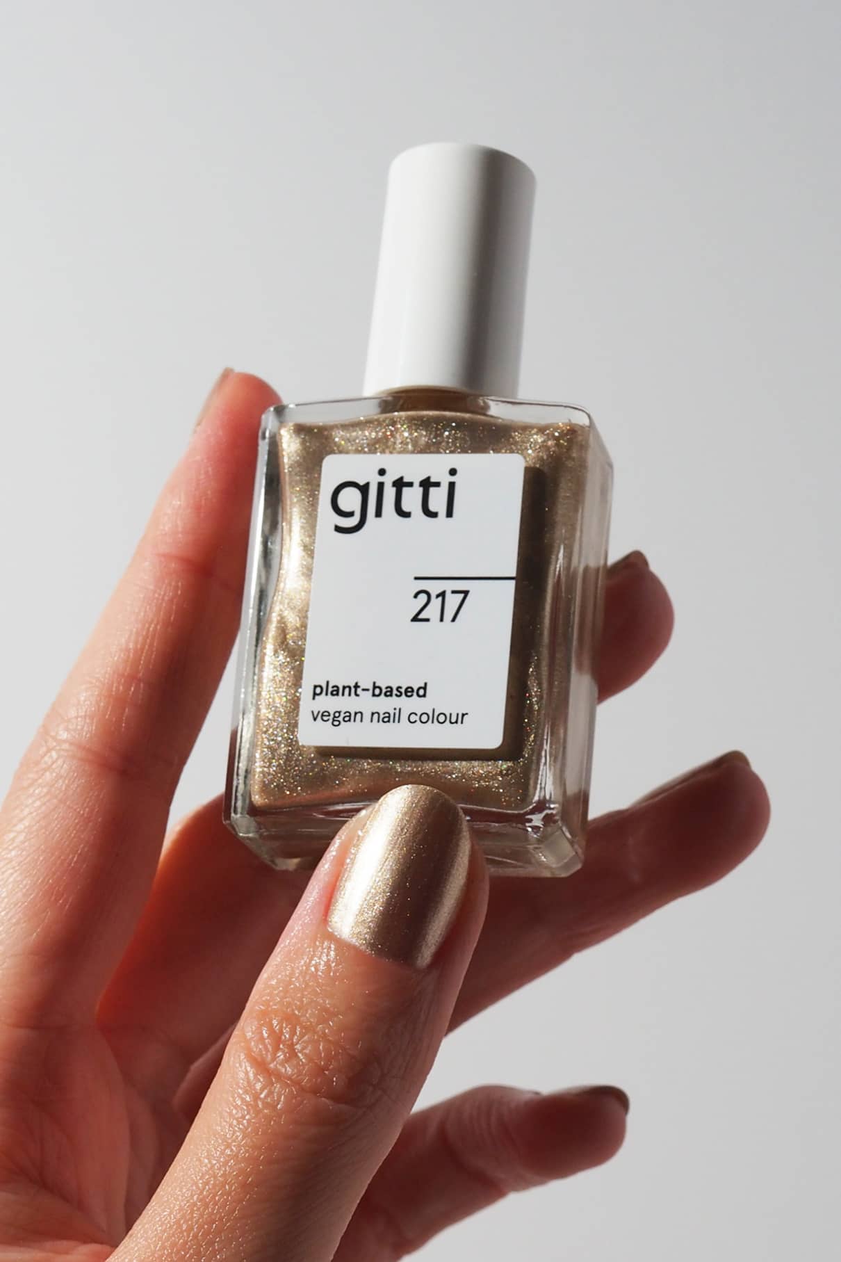 gitti-no-217-plant-based-nagellack-warmes-gold-glitzer image 7