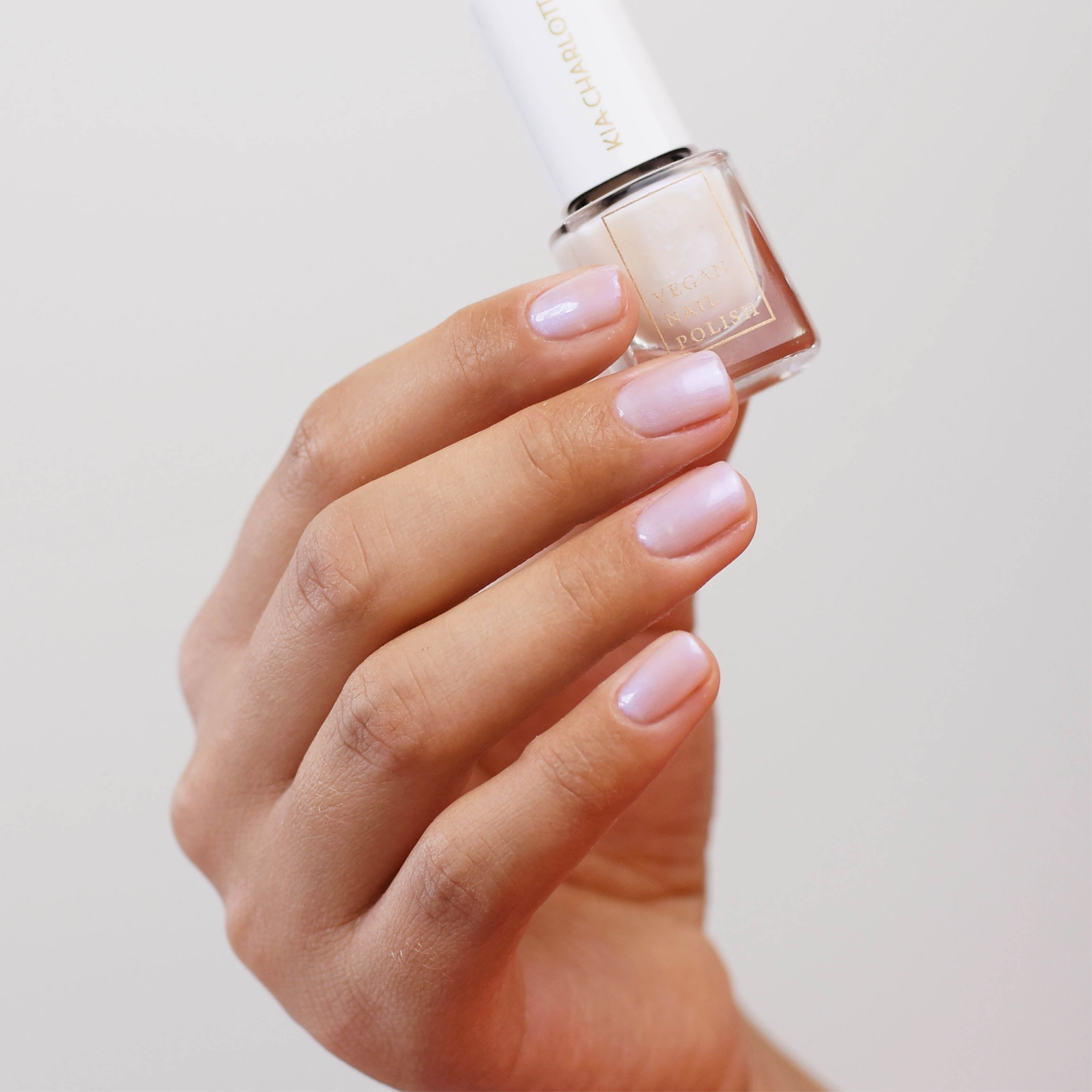 kia-charlotta-magic-veganer-nagellack-perlblau-schimmer-2 image 2